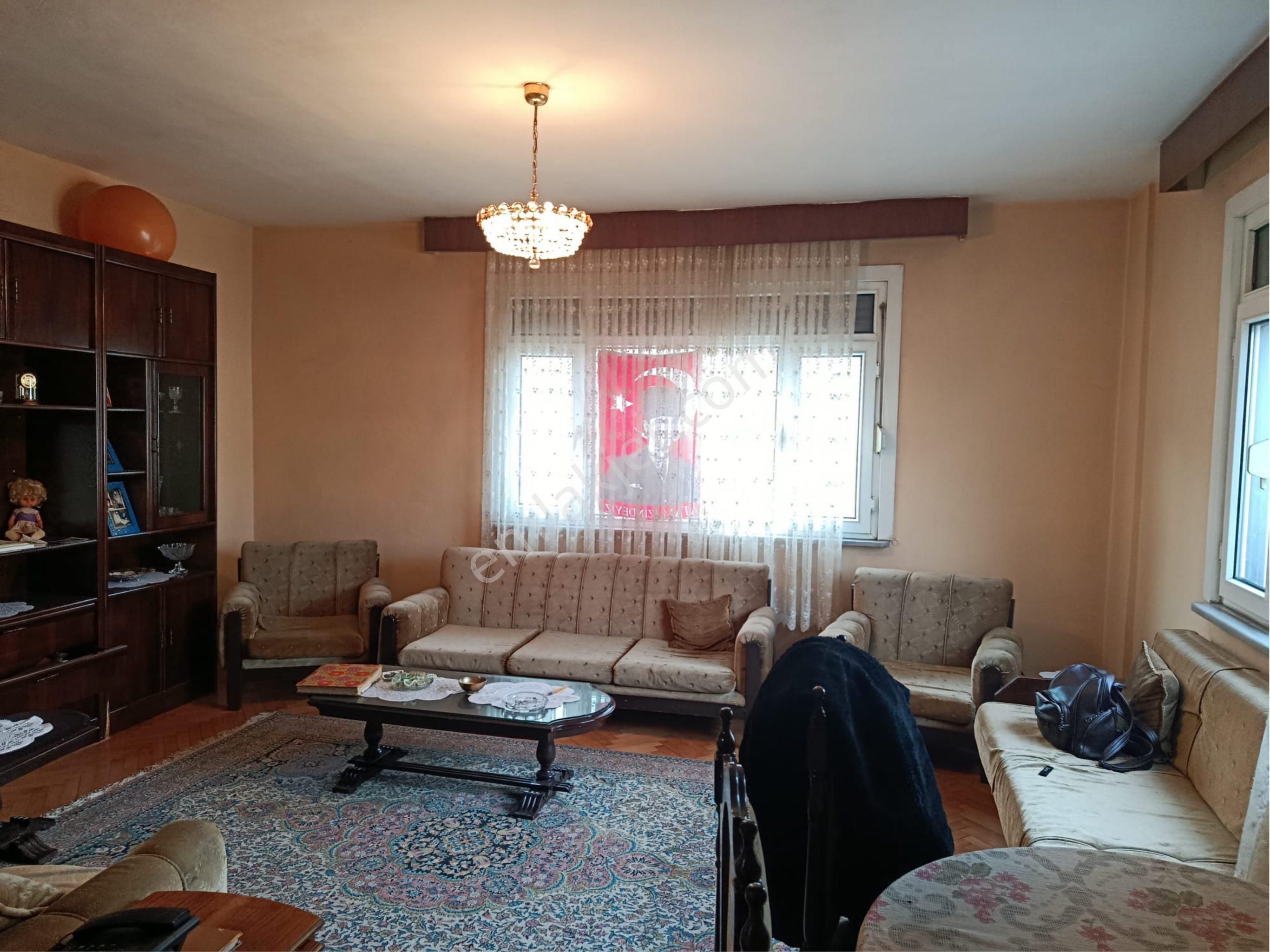 Ecem Emlaktan Kocamustafapaşa Cumartesi Pazar Civarı 120m2ara Kat
