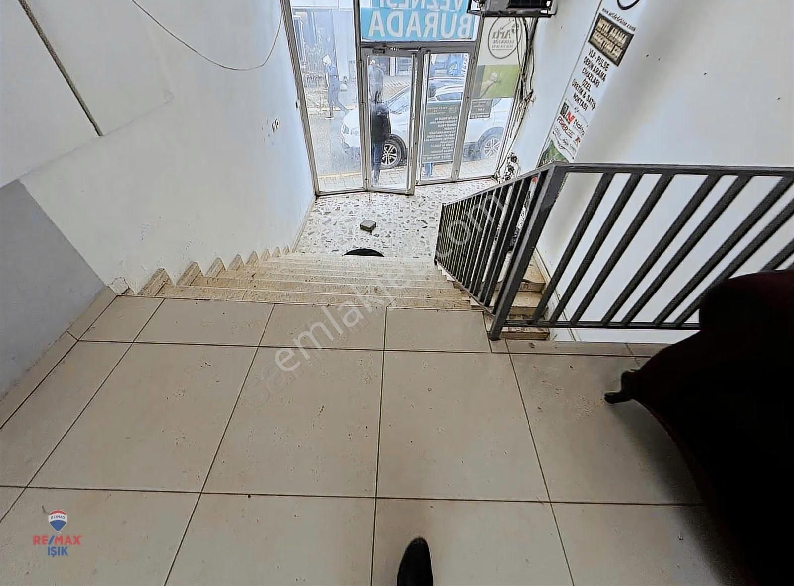 Sultanbeyli Belediyesinin Yanında 200 Metre² Depo İmalathane