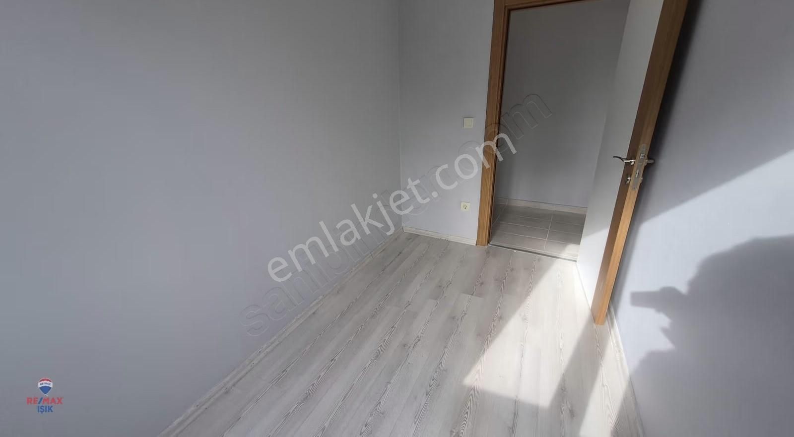 Metroya 150 Metre Mesafede Arakat 2+1 Daire - Görsel 10