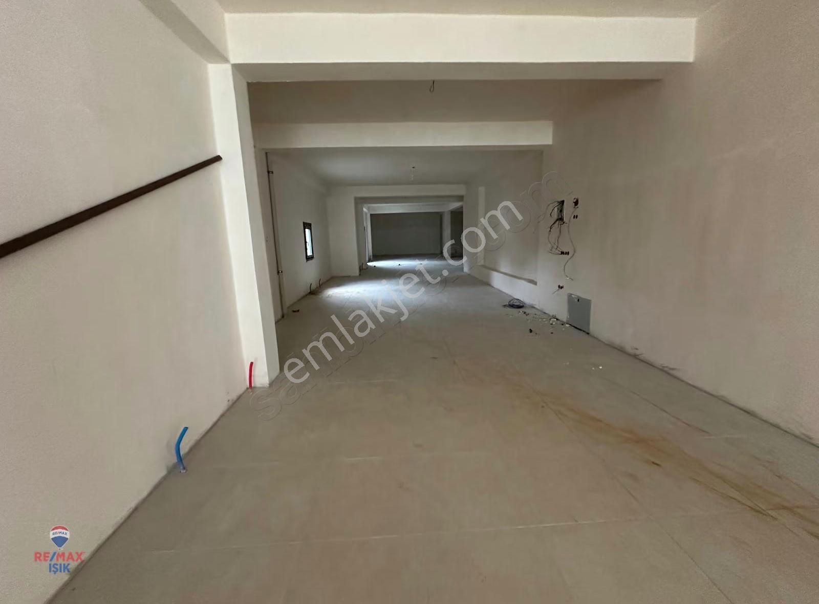 Sultanbeyli Mehmet Akif Mahallesinde Kiralık Sıfır Dükkan