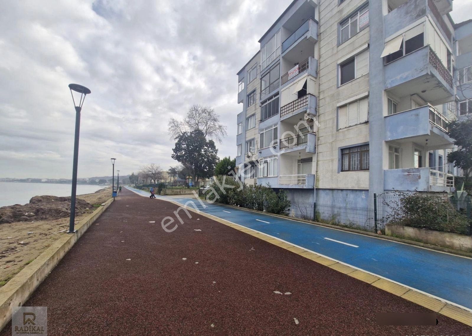 Yalova Çiftlikköy Siteler Mah. Ankaralılar Caddesinde Denize Sıfır Emsalsiz Manzaralı Satılık 2+1... - Görsel 3