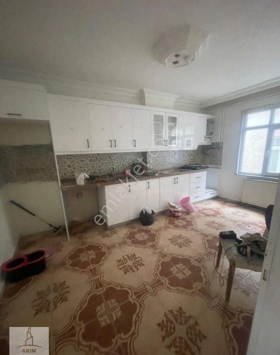 Tadilat Boyası Yapılmış Cadde Üzeri Geniş 2 Banyolu Kiralık 2+1 Daire