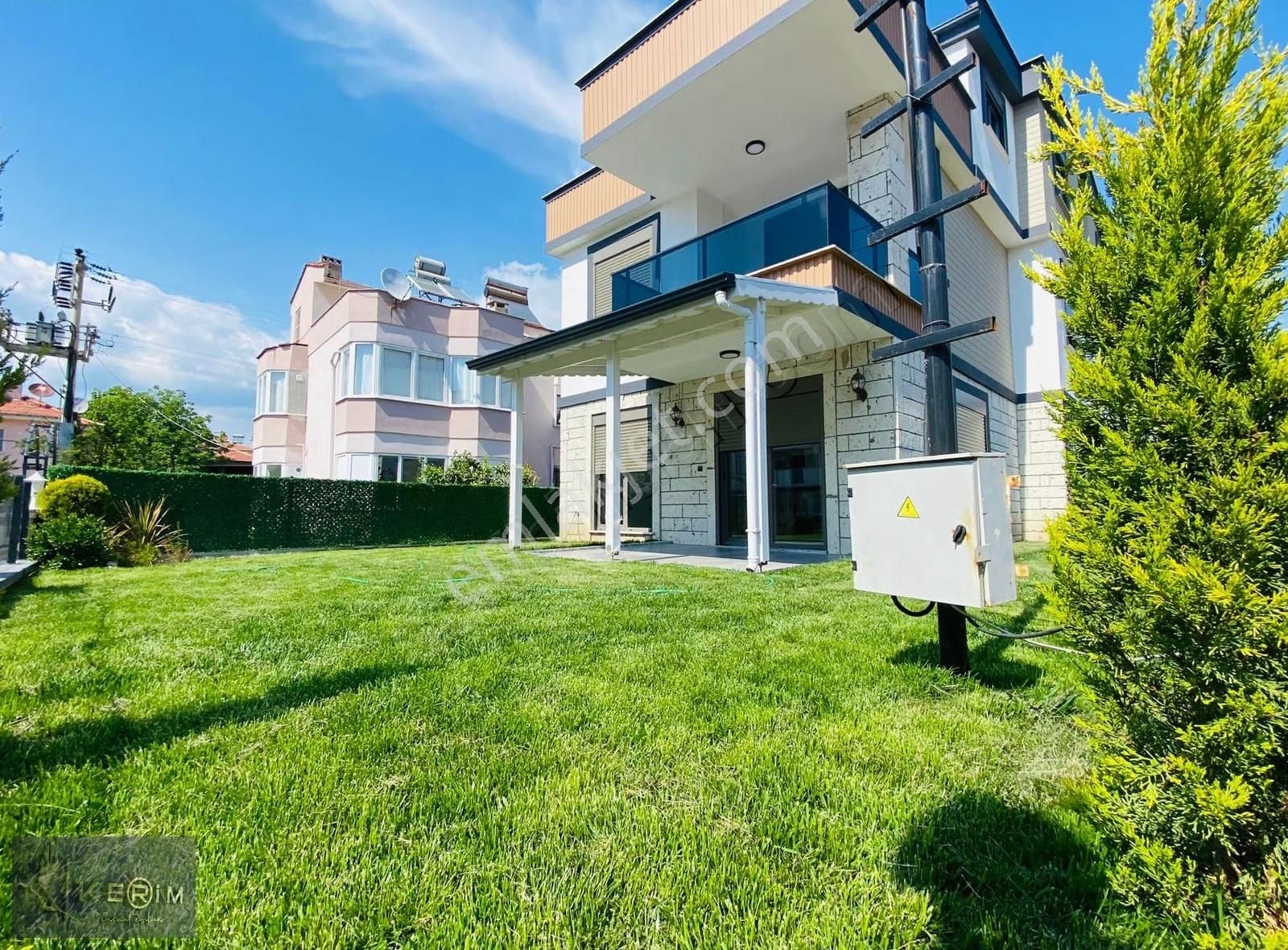 Kerim'den Altınoluk Satılık 5+1 Denize 100m. Sıfır Bahçeli Villa