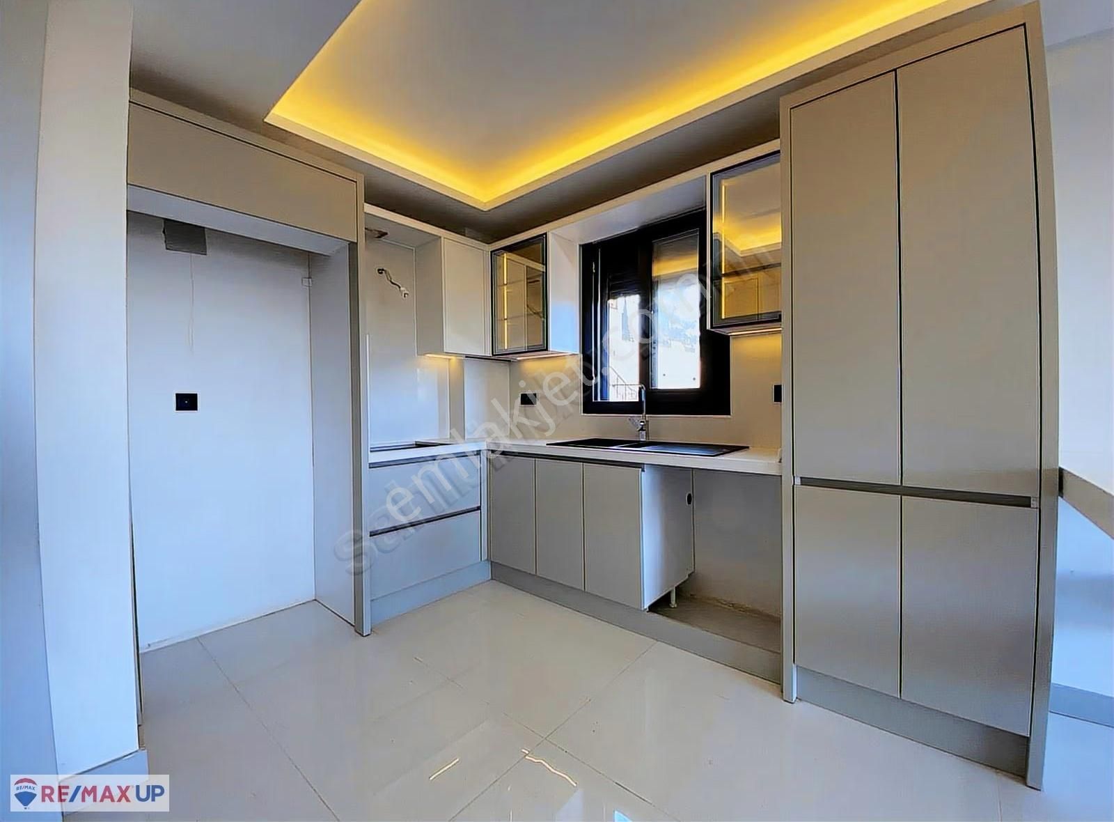 Kuşadası Havuzlu Sitede Bahçe Konforu