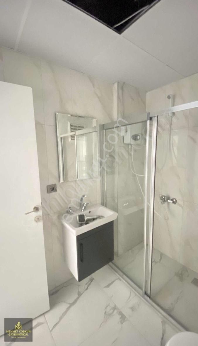 Sarıçam'da Bulvar Üzeri Sıfır Eşyalı Geniş 1+1 Kiralık Daire