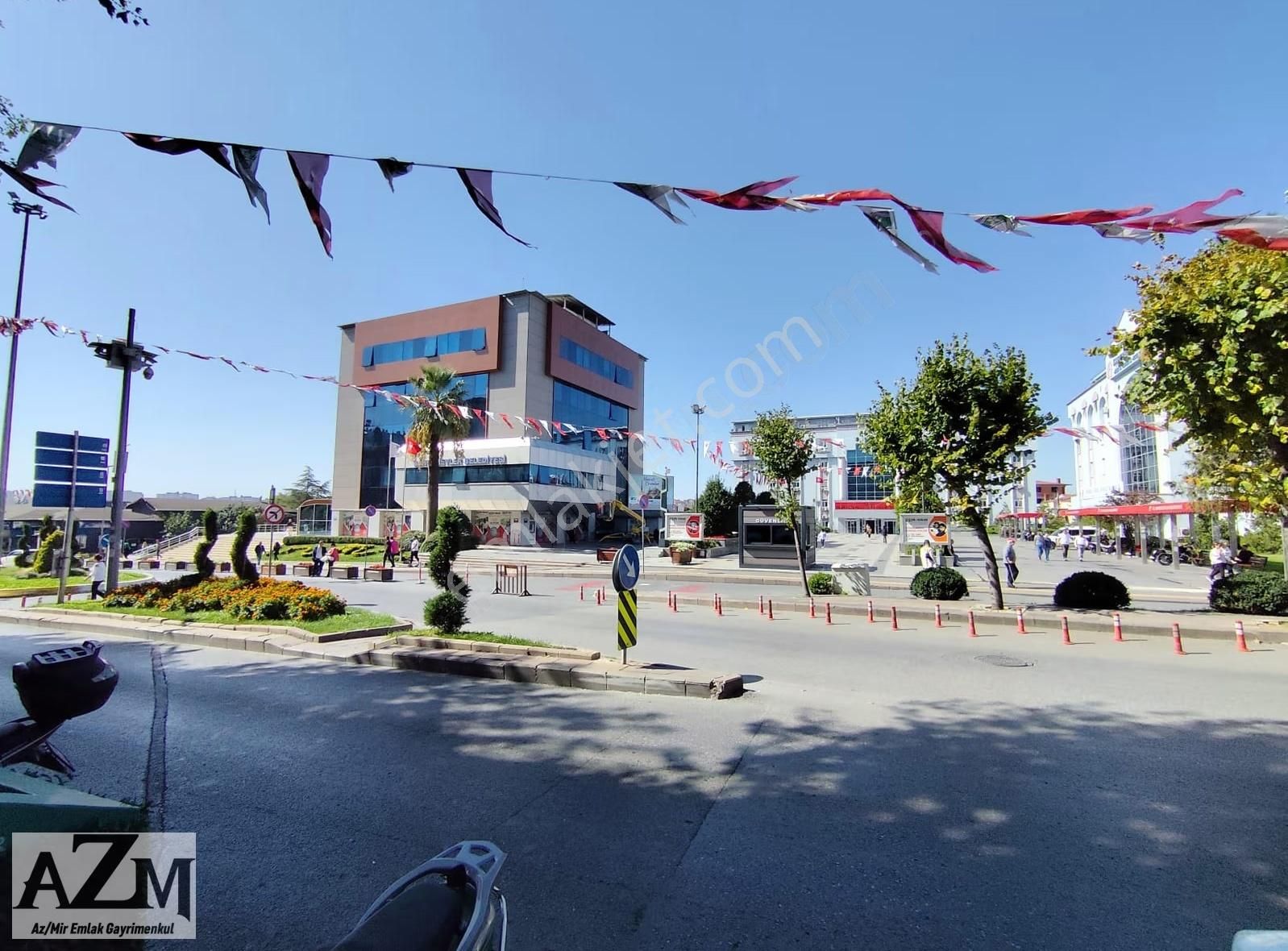 Azmir'den Belediye Karşısı Satılık 40 M2 Ofis Kentsele Girecek