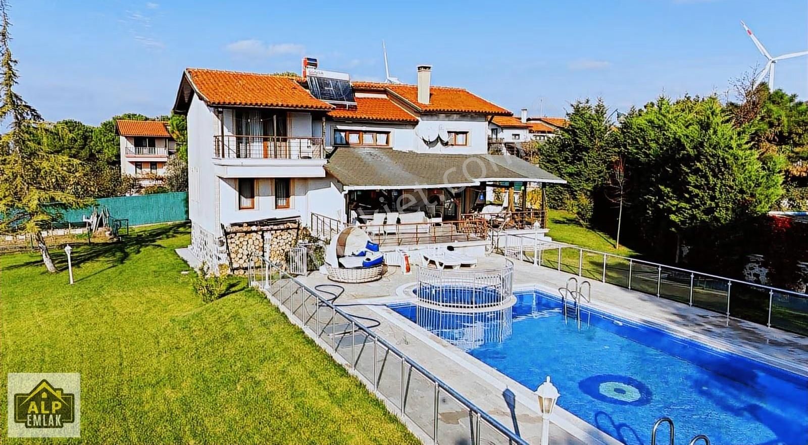 Silivri Çamlıktepe Villalarında Satılık Havuzlu Müstakil Villa