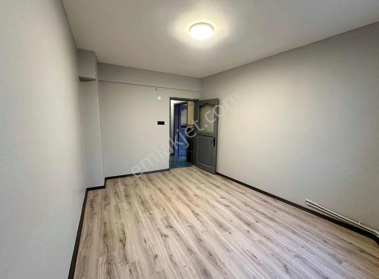 S.gazi/gazi Mah. De Tamamen Yenilenmiş Ara Kat 2+1 Daire - Görsel 3