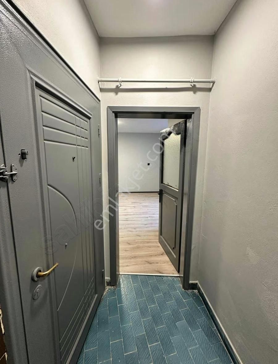 S.gazi/gazi Mah. De Tamamen Yenilenmiş Ara Kat 2+1 Daire - Görsel 6