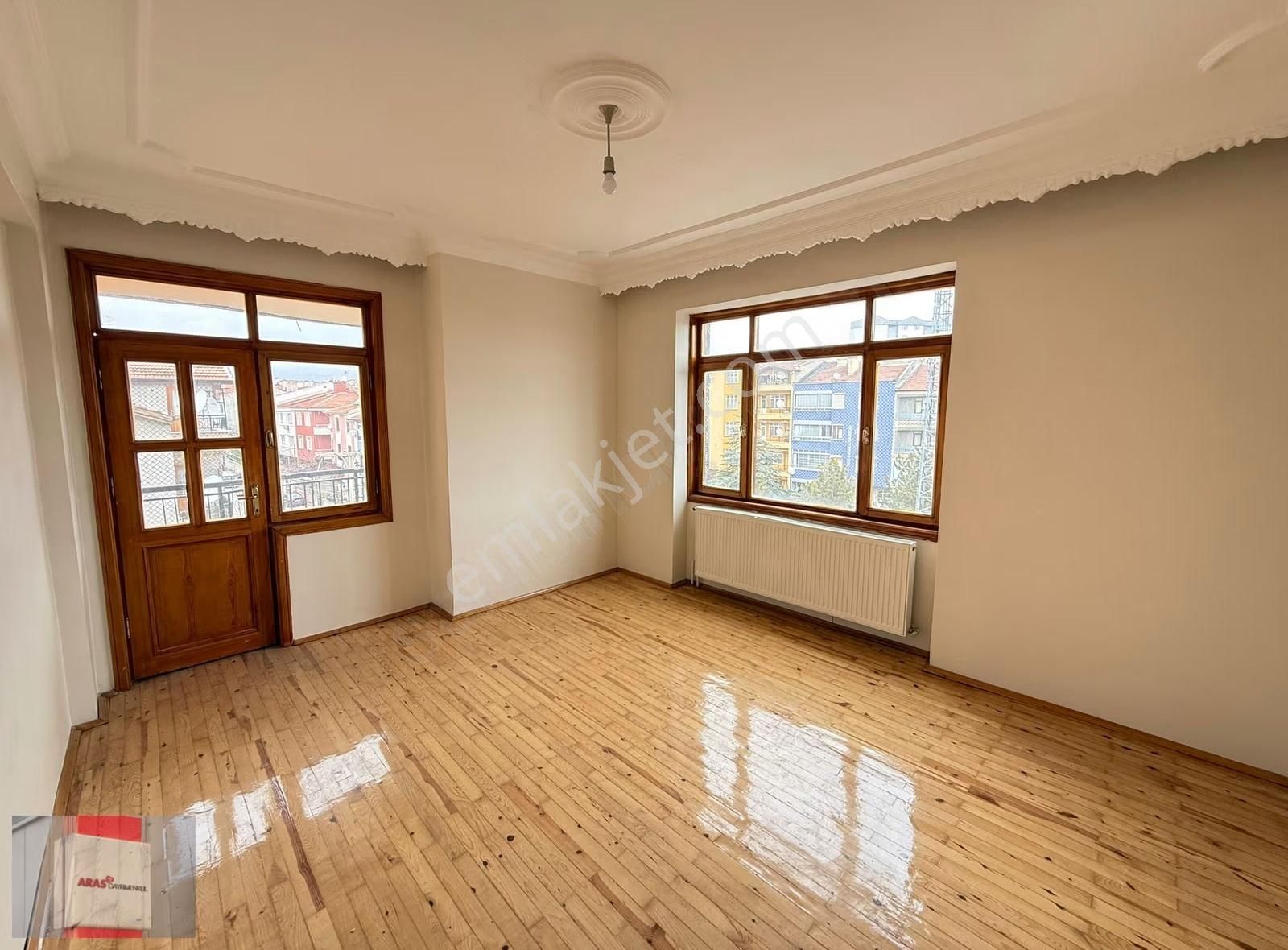 Aydınlık Evler Mah. De Merkezi Konumda 5+1 Dublex Bakımlı Daire - Görsel 4