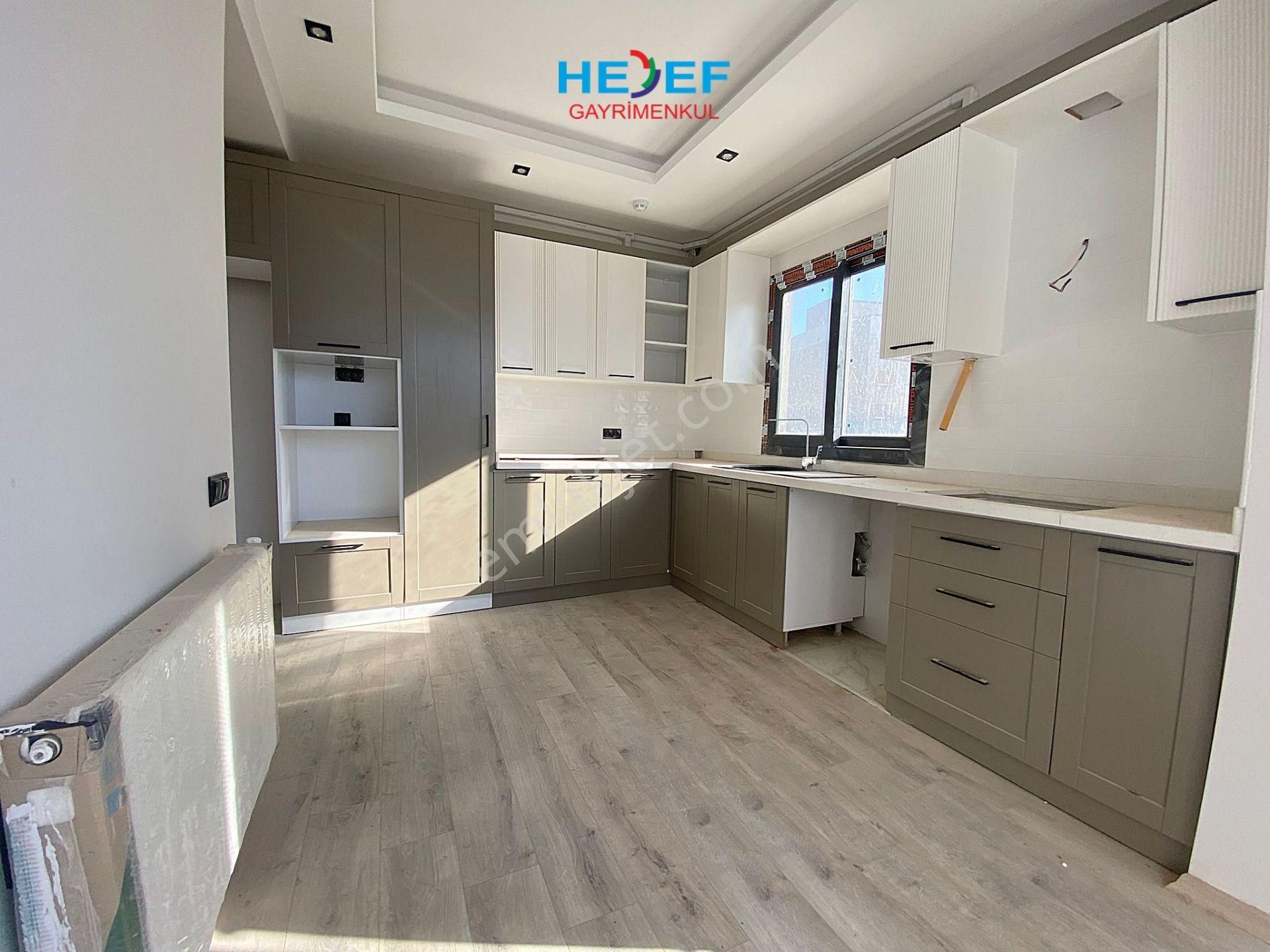 Hedef'ten Eski Mezitli'de Site İçerisinde Bağımsız Mutfaklı 2+1