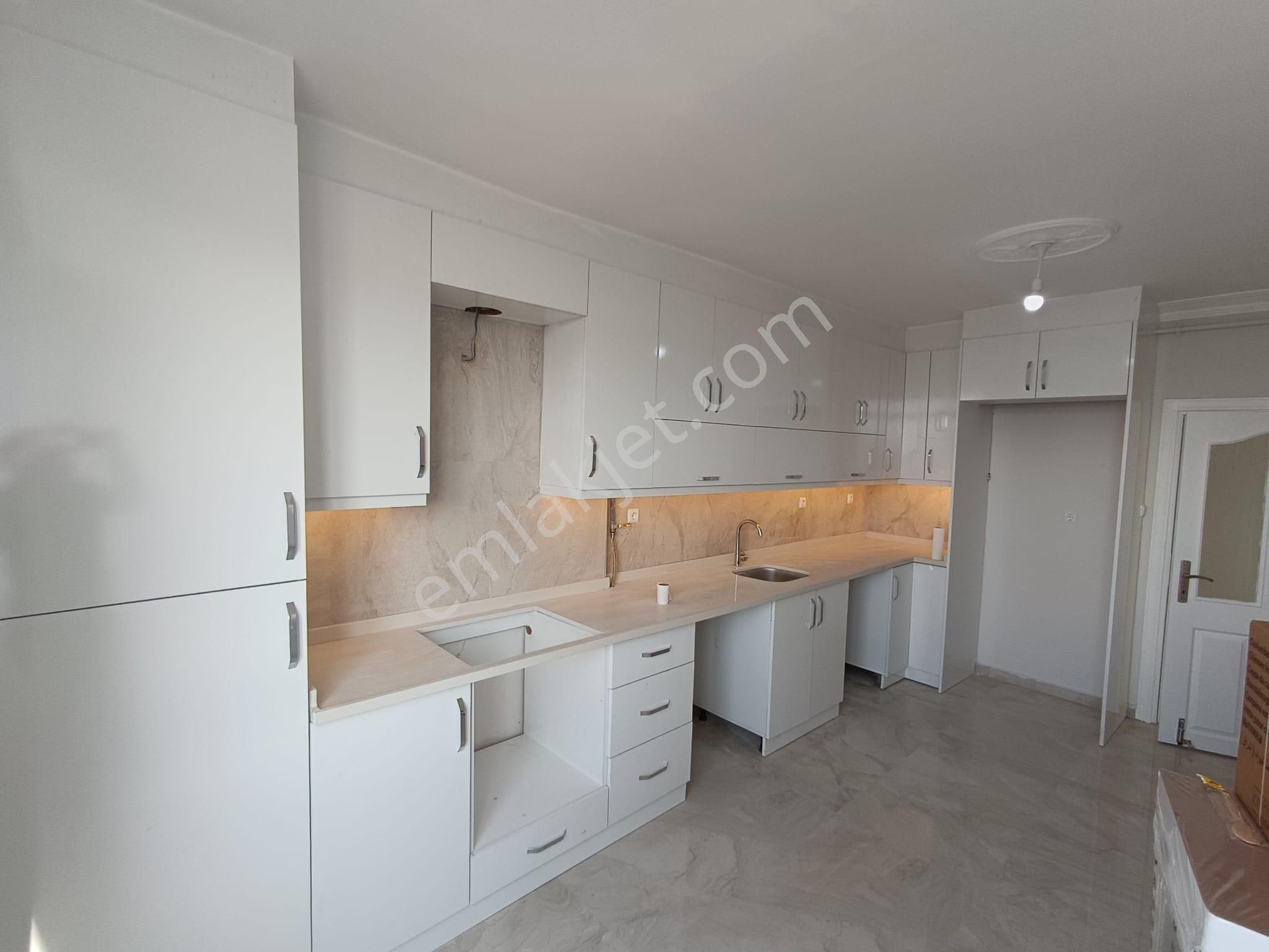 Güzelyalı Mah. T. Özala Yürüme Mesafesinde 3+1 Kapalı Mutfak+doğalgazlı+ankastreli+kiralık Daire