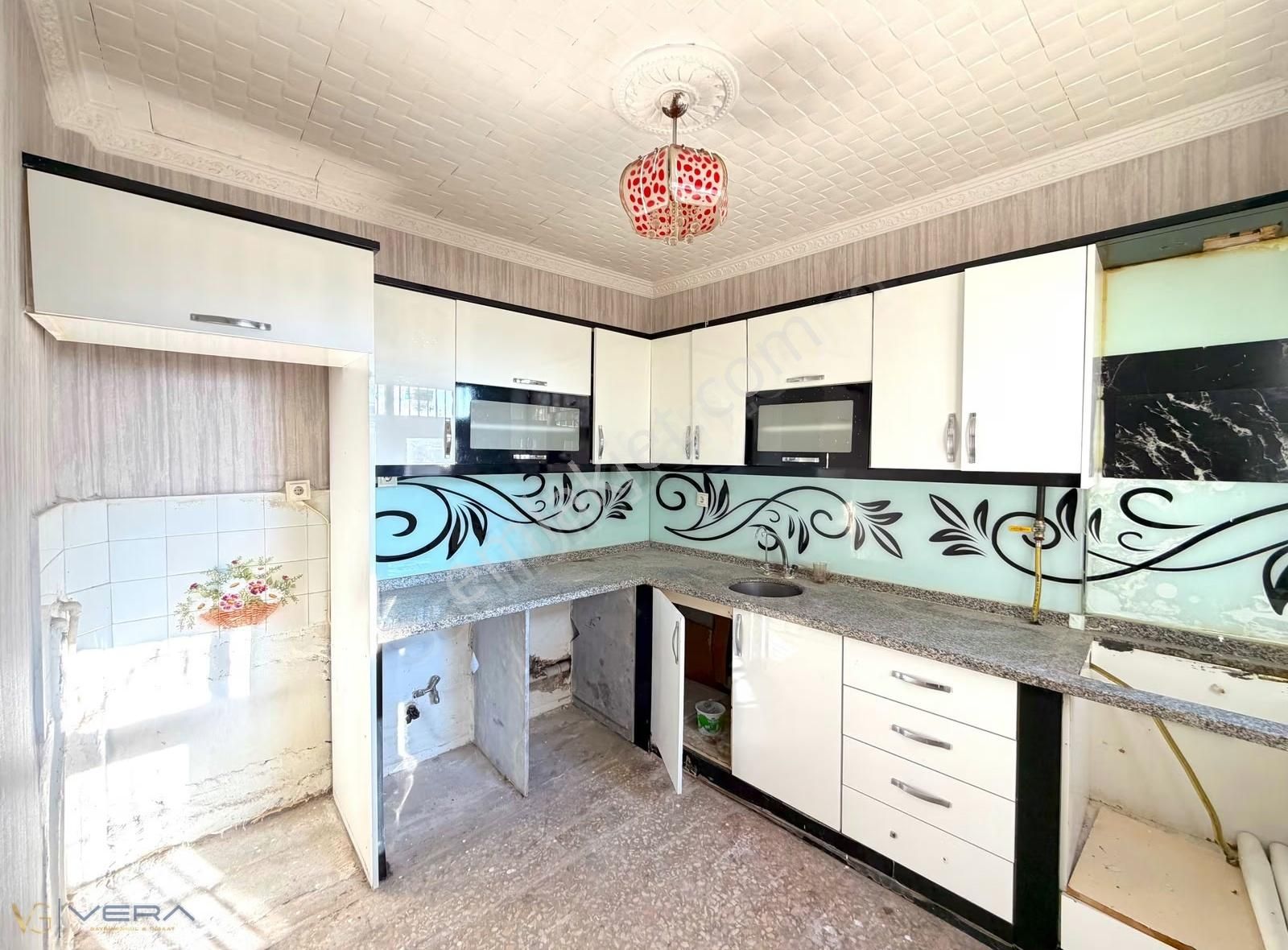 İstiklal Mahallesinde Tek Katlı Bahçeli Garajlı 2+1 Müstakil Ev