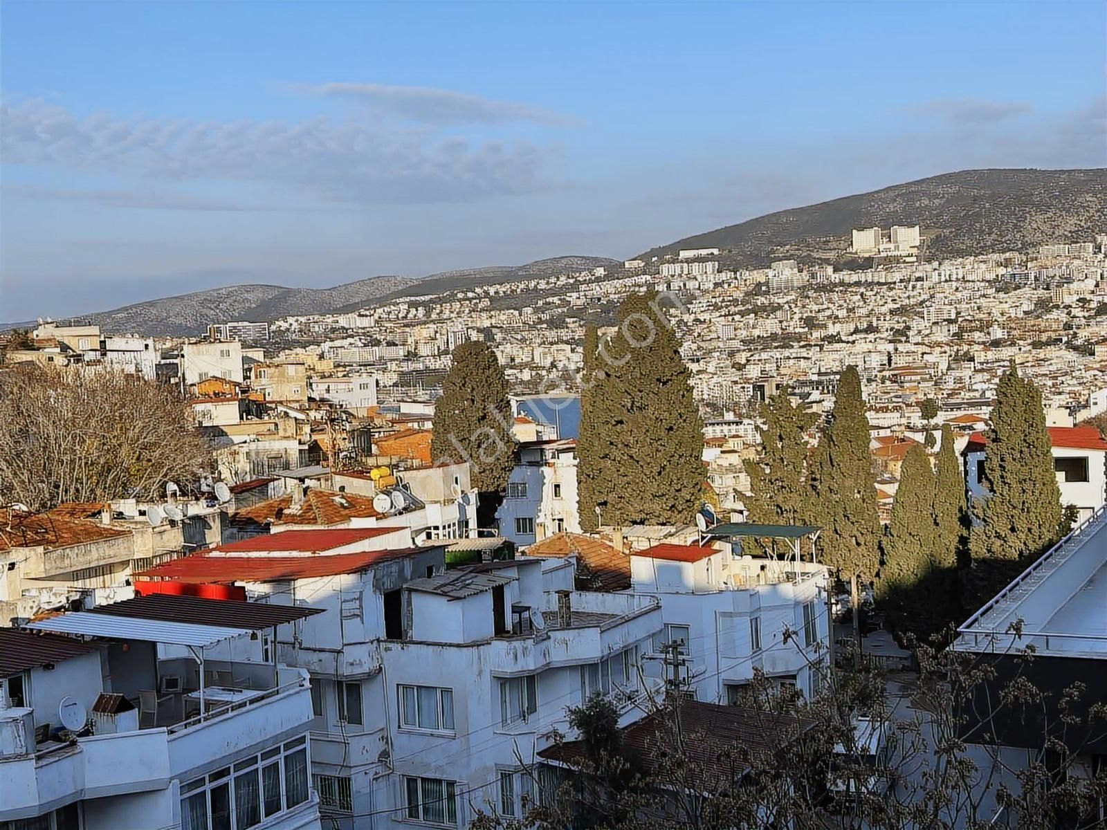 Kuşadası Camiatik Mahellesinde Deniz Manzaralı 3+1 Daire