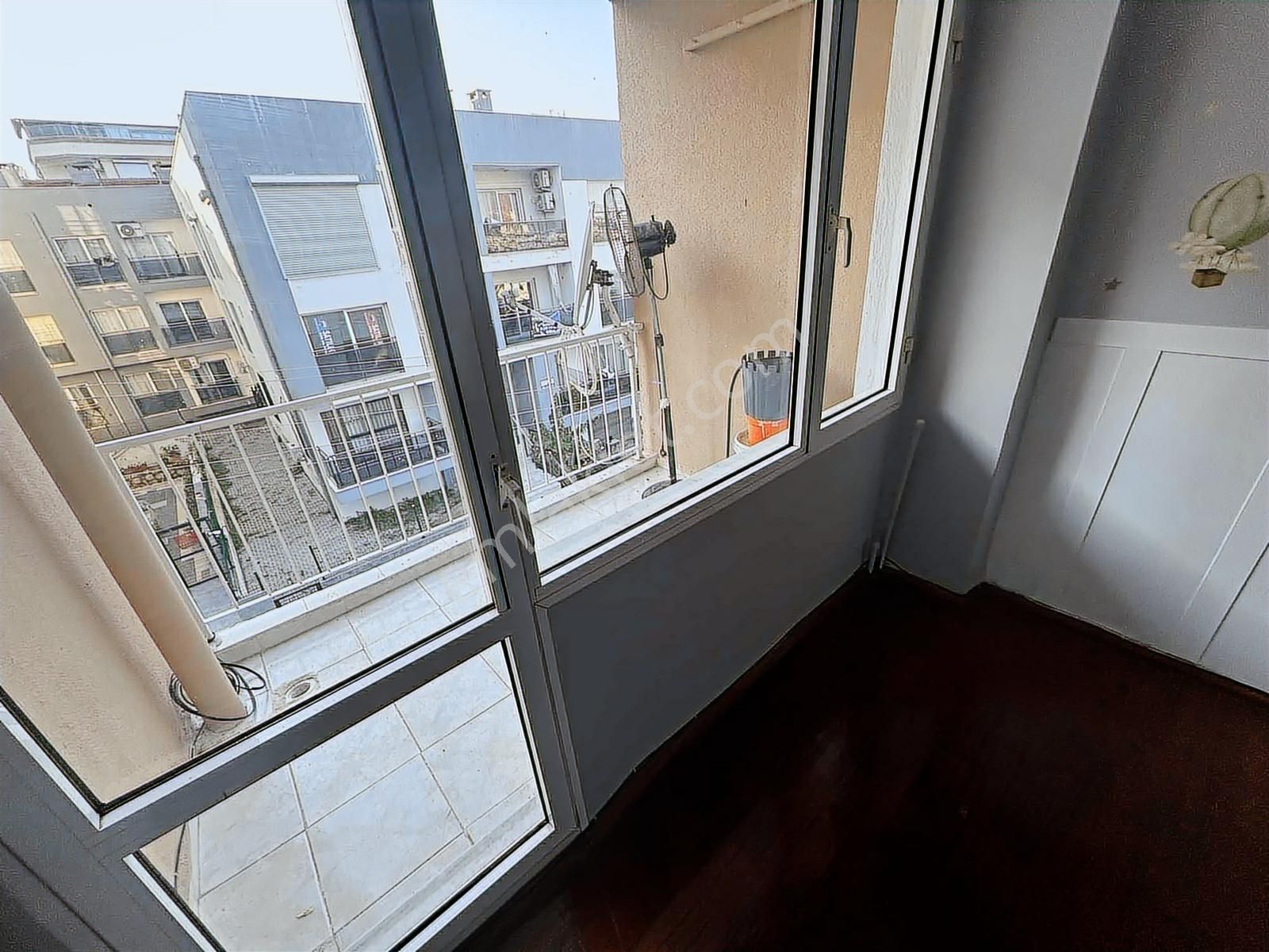 Kuşadası Camiatik Mahellesinde Deniz Manzaralı 3+1 Daire - Görsel 3