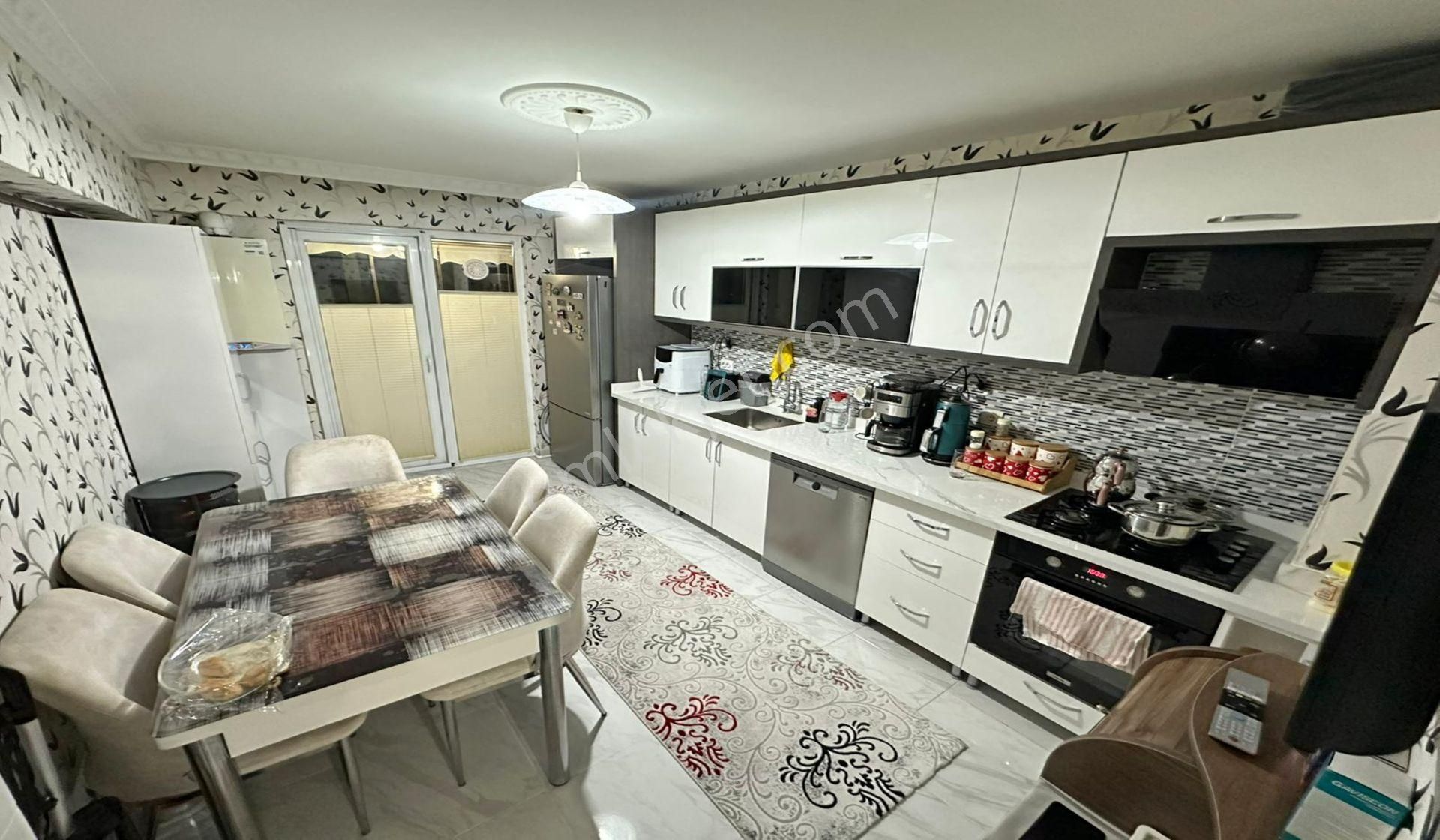 Karakayada Site Konseptinde Teras Balkonlu Katta 3+1 Yeni Bina