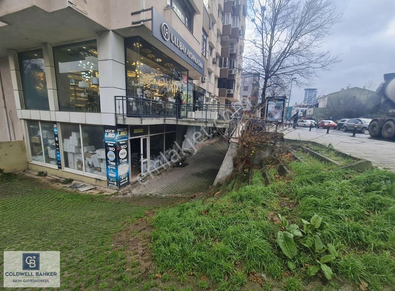 Libadiye Caddesi Üzerinde Satılık Dükkan