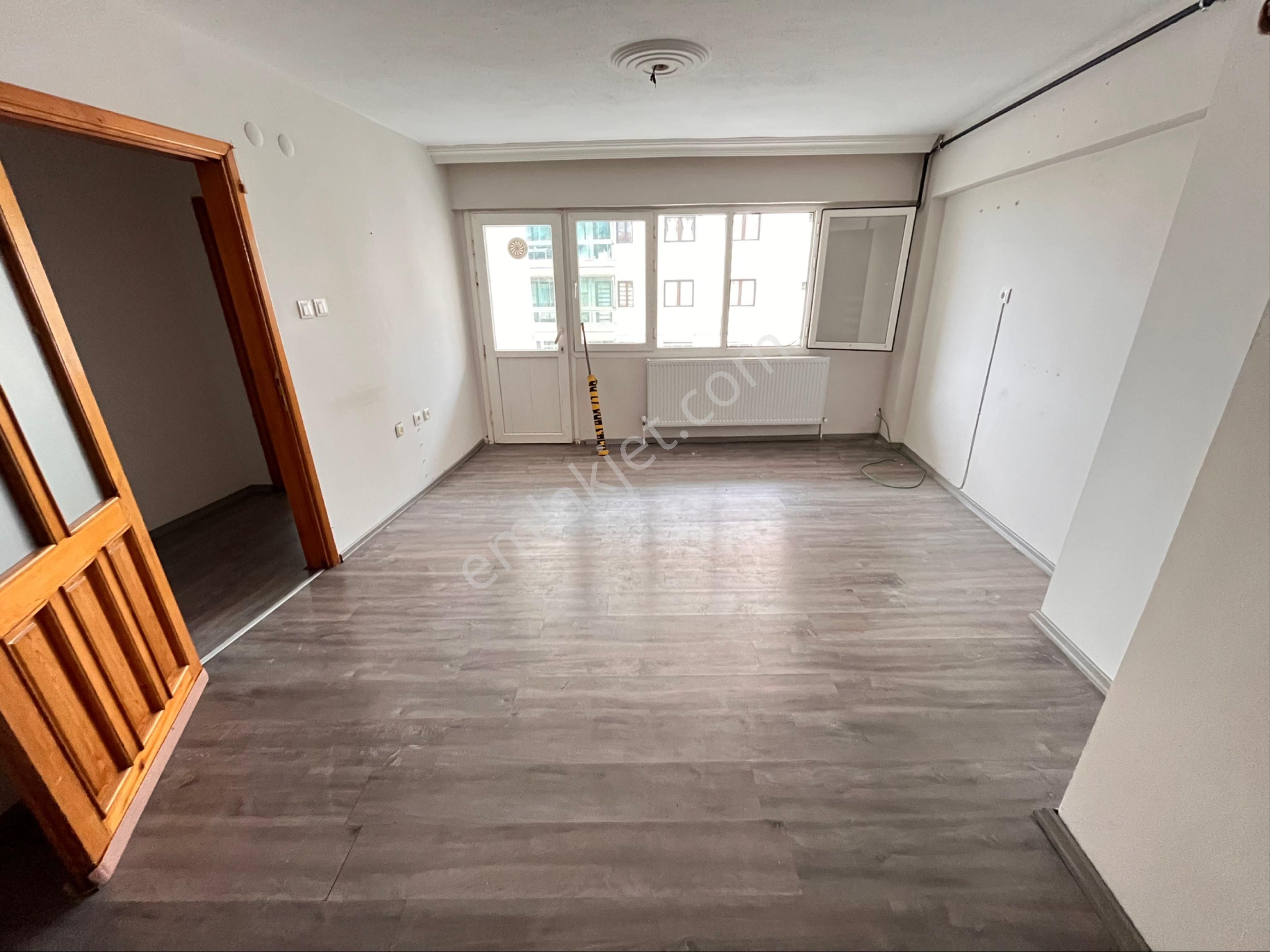 Buca İşçievlerinde Vergi Dairesi Yakınında 2+1 85 M2 Temiz Daire