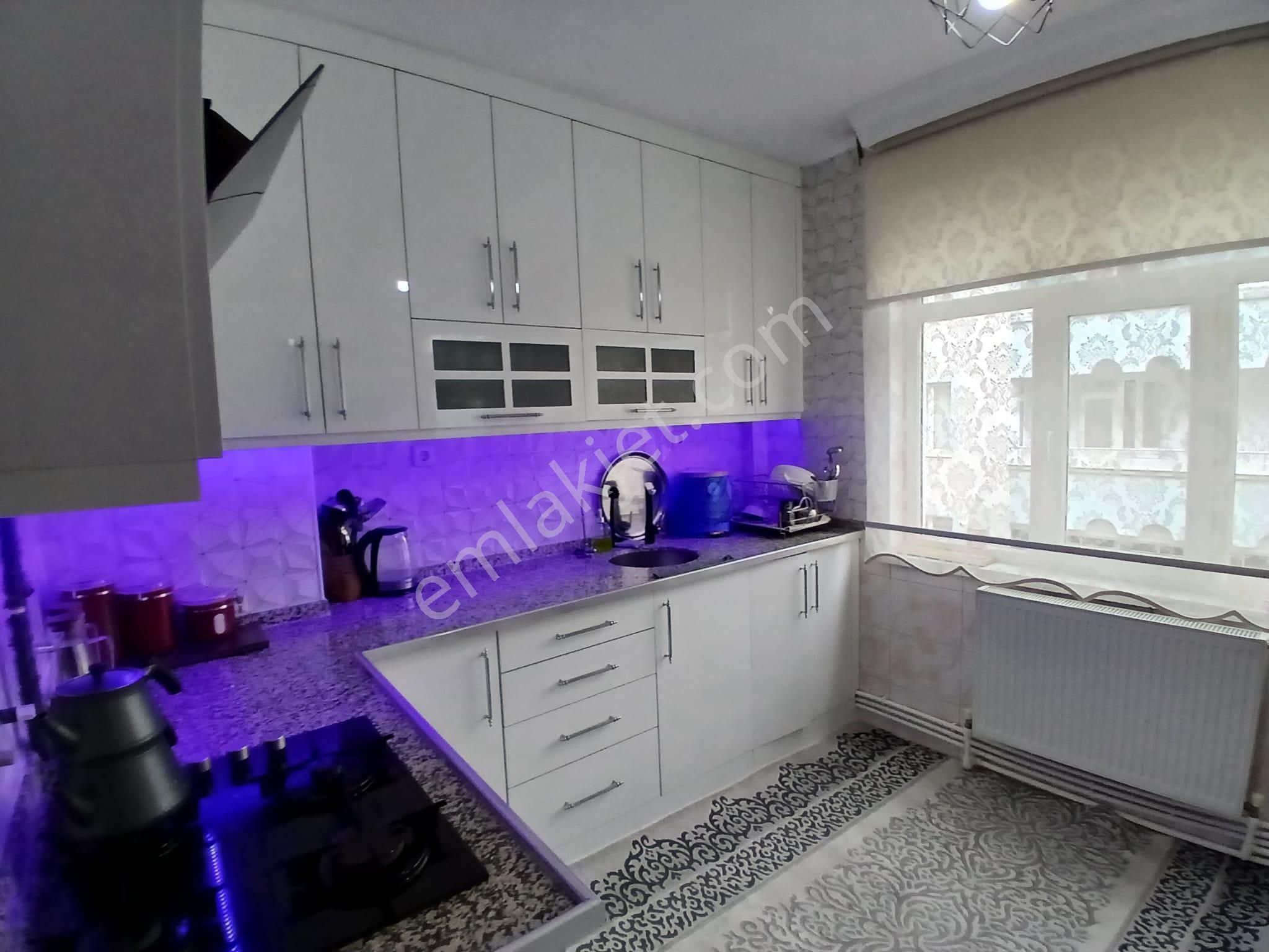 Akçay Emlak'tan Akşehir Cumhuriyet İlkokulu Yanında Bakımlı Doğalgazlı Ara Kat Satılık 2+1 Daire - Görsel 3