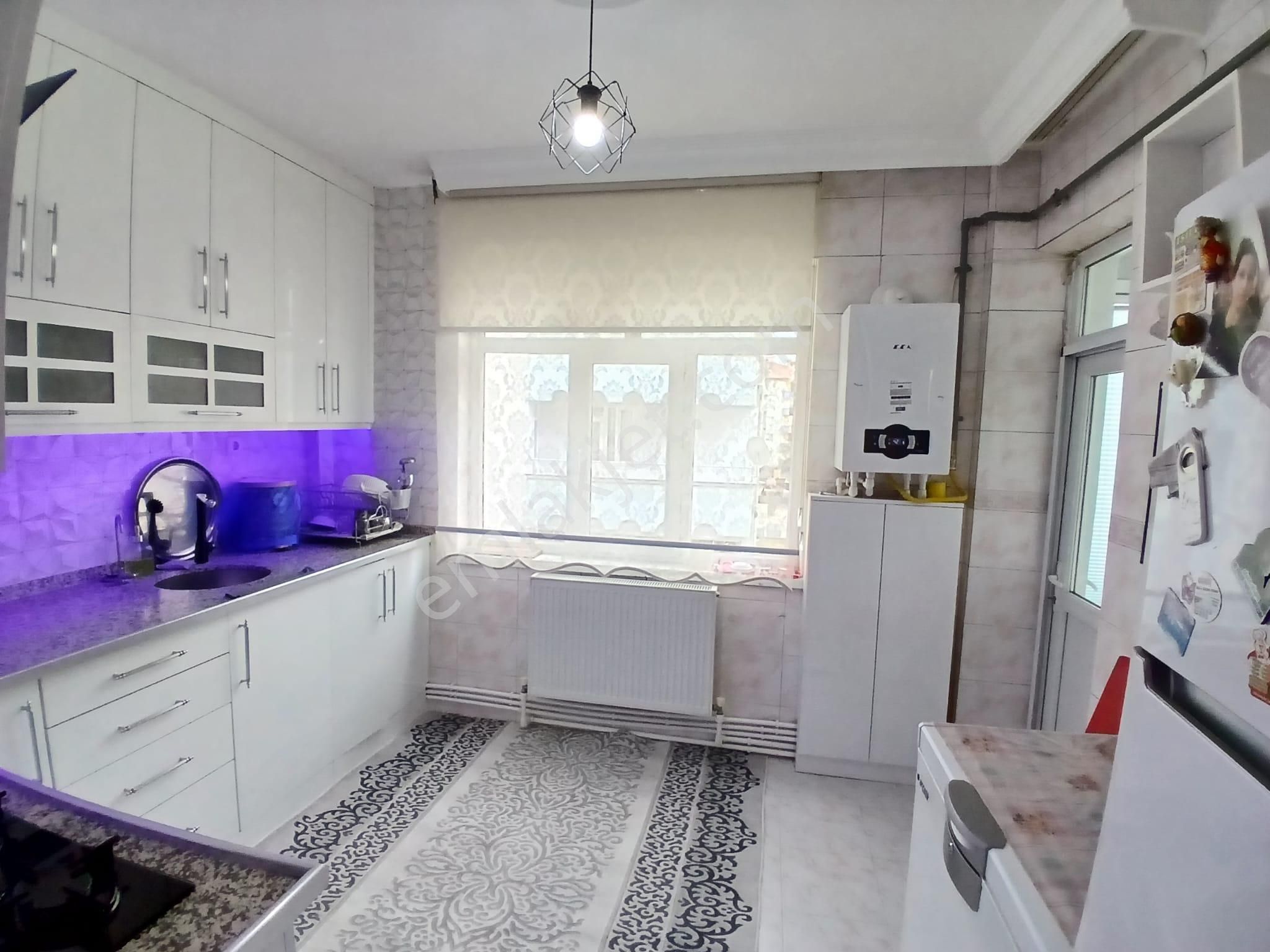 Akçay Emlak'tan Akşehir Cumhuriyet İlkokulu Yanında Bakımlı Doğalgazlı Ara Kat Satılık 2+1 Daire - Görsel 4