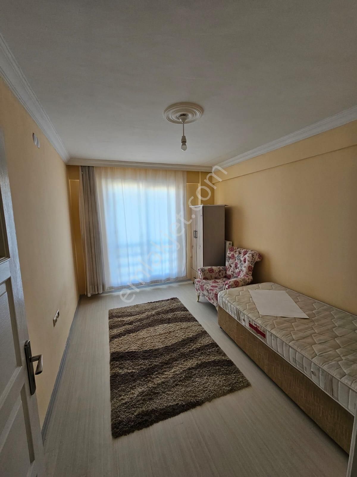 Akademi'den Sütlüce'de Ön Cephe Geniş Eşyalı Satılık 1+1