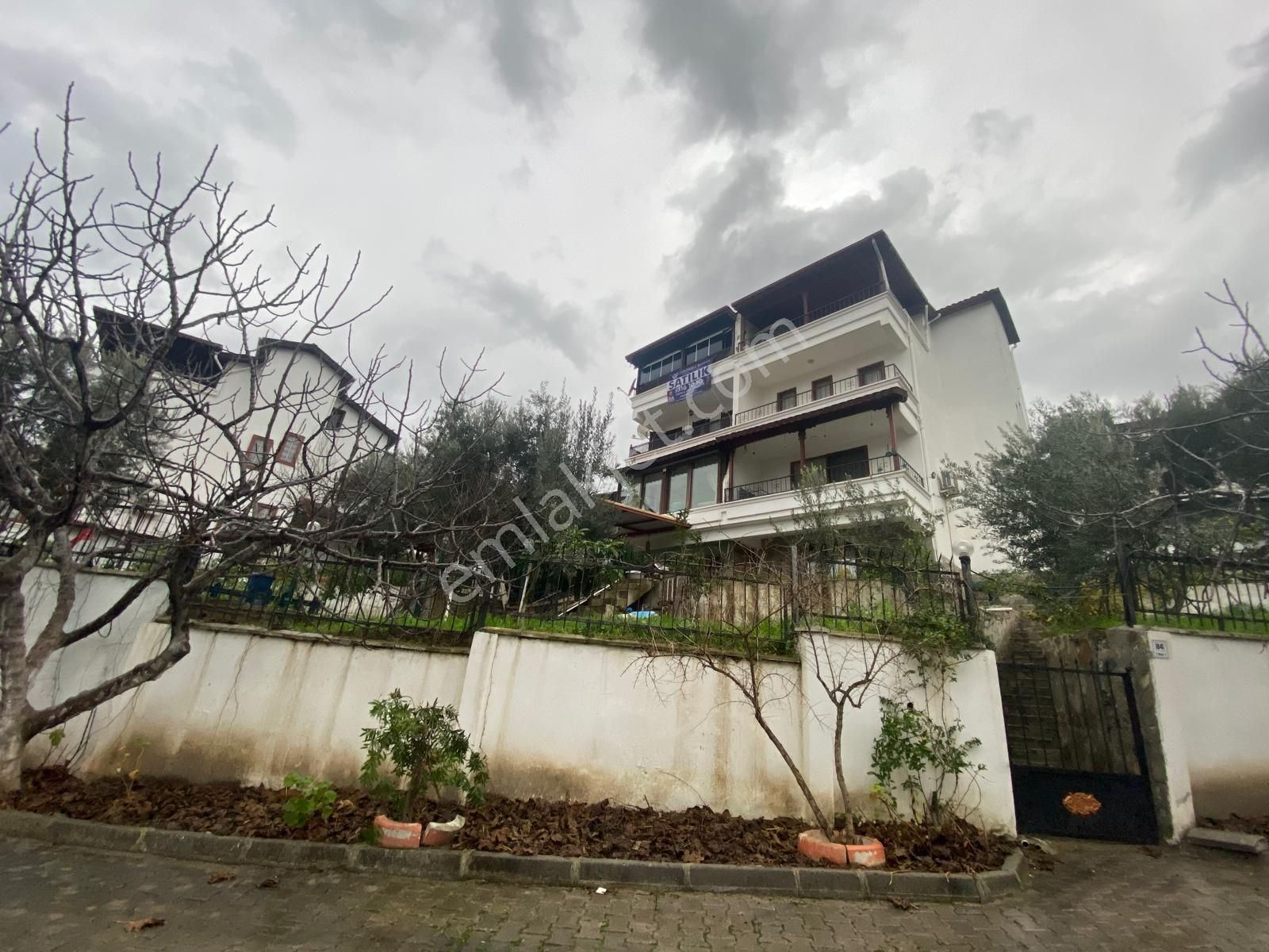 Küçükkuyu Mıhlıda Deniz Manzaralı 5+1 Villa