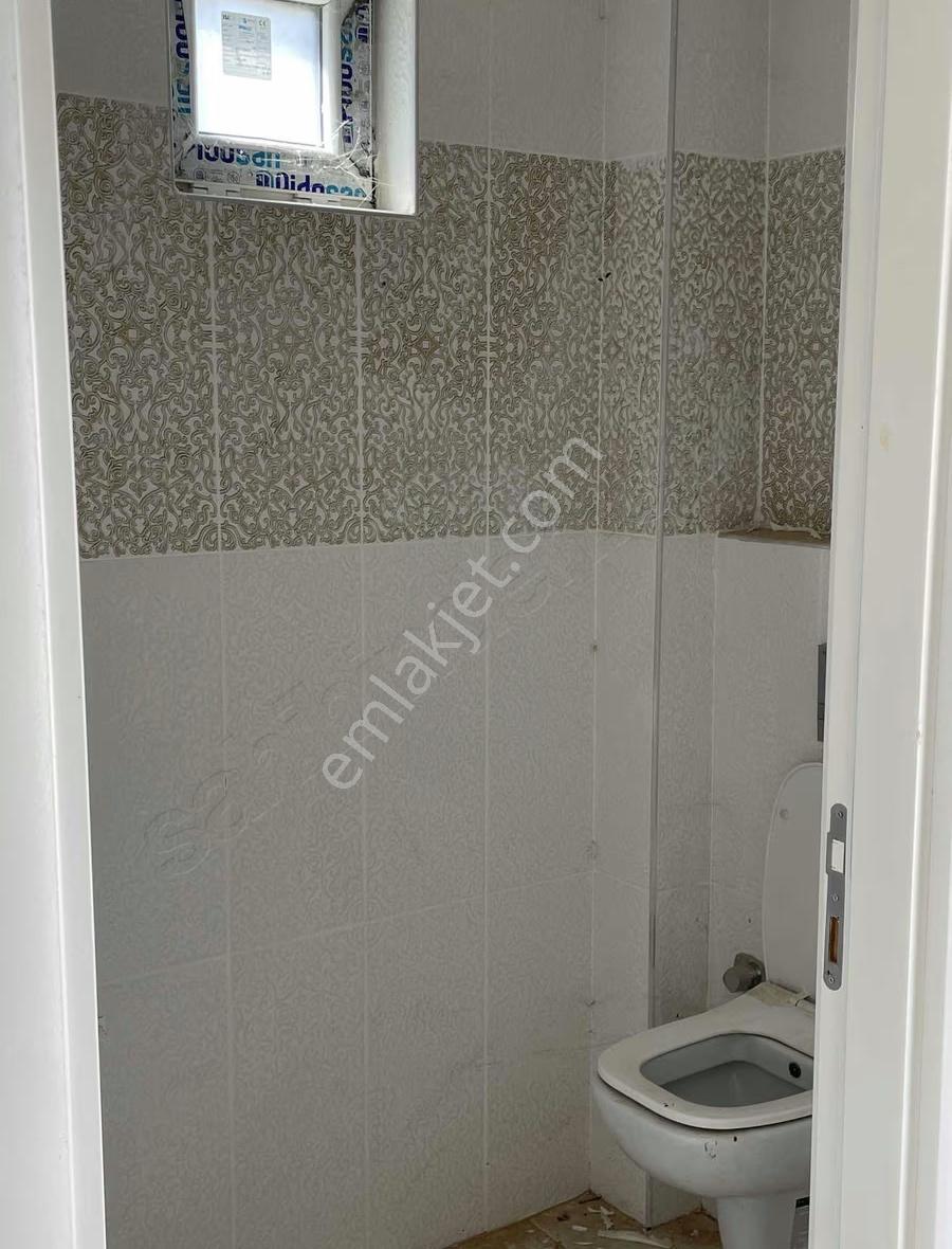 Cadde Üzerinde Kısa Süreliğine Geniş Villa - Görsel 12