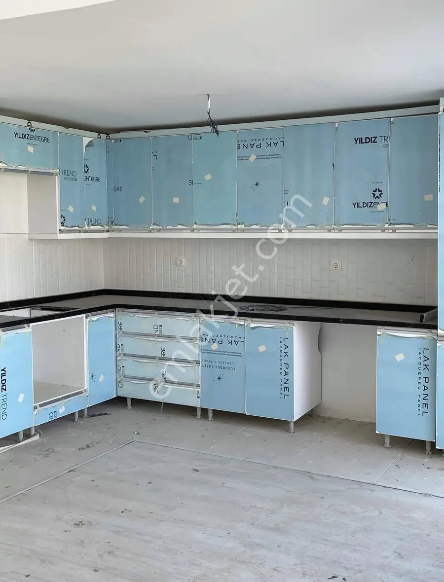Cadde Üzerinde Kısa Süreliğine Geniş Villa - Görsel 4