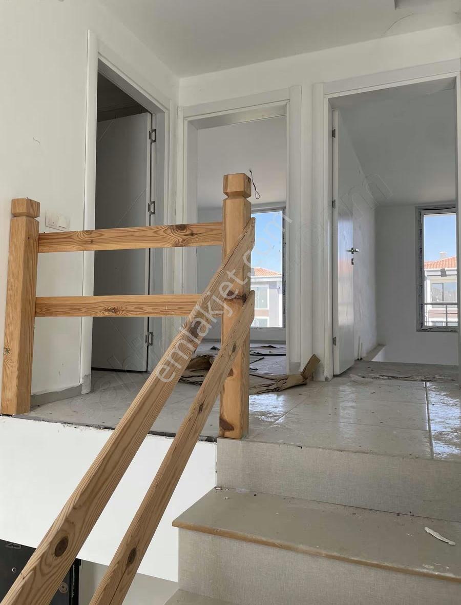 Cadde Üzerinde Kısa Süreliğine Geniş Villa - Görsel 9