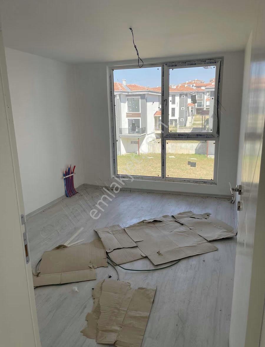 Cadde Üzerinde Kısa Süreliğine Geniş Villa - Görsel 8