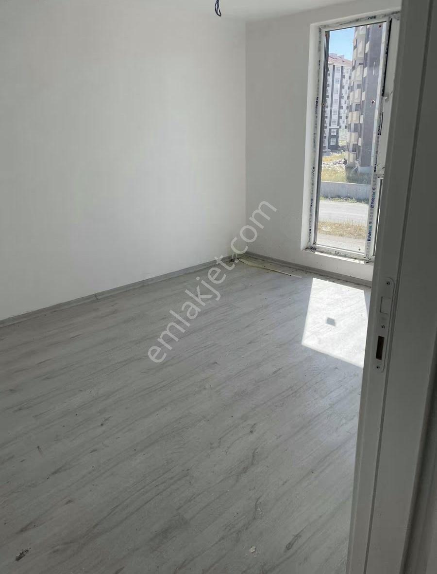 Cadde Üzerinde Kısa Süreliğine Geniş Villa - Görsel 15