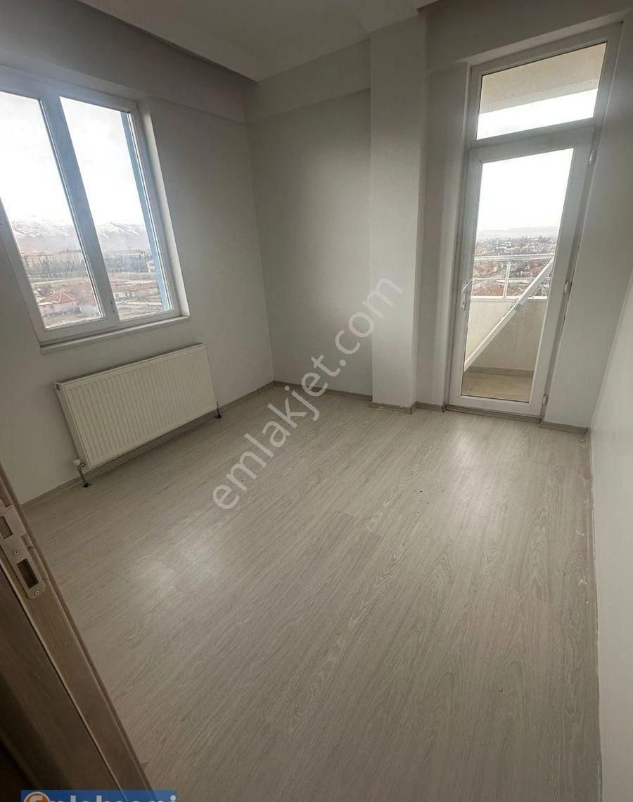 Emlaknomi'den Hastane Yolu Üzeri Atakent'te Satılık Ara Kat 1+1 Daire > İlan No: 94928