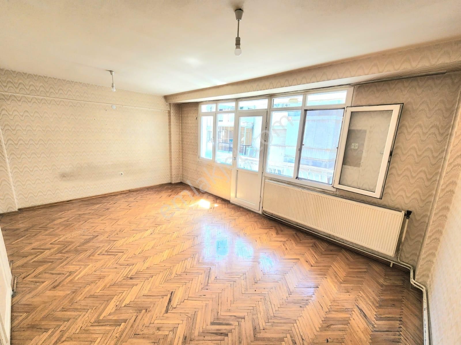 K.yaka Çarşı Yakını Arakat Çit Cephe Çift Balkon 3+1 120 M2 - Görsel 5