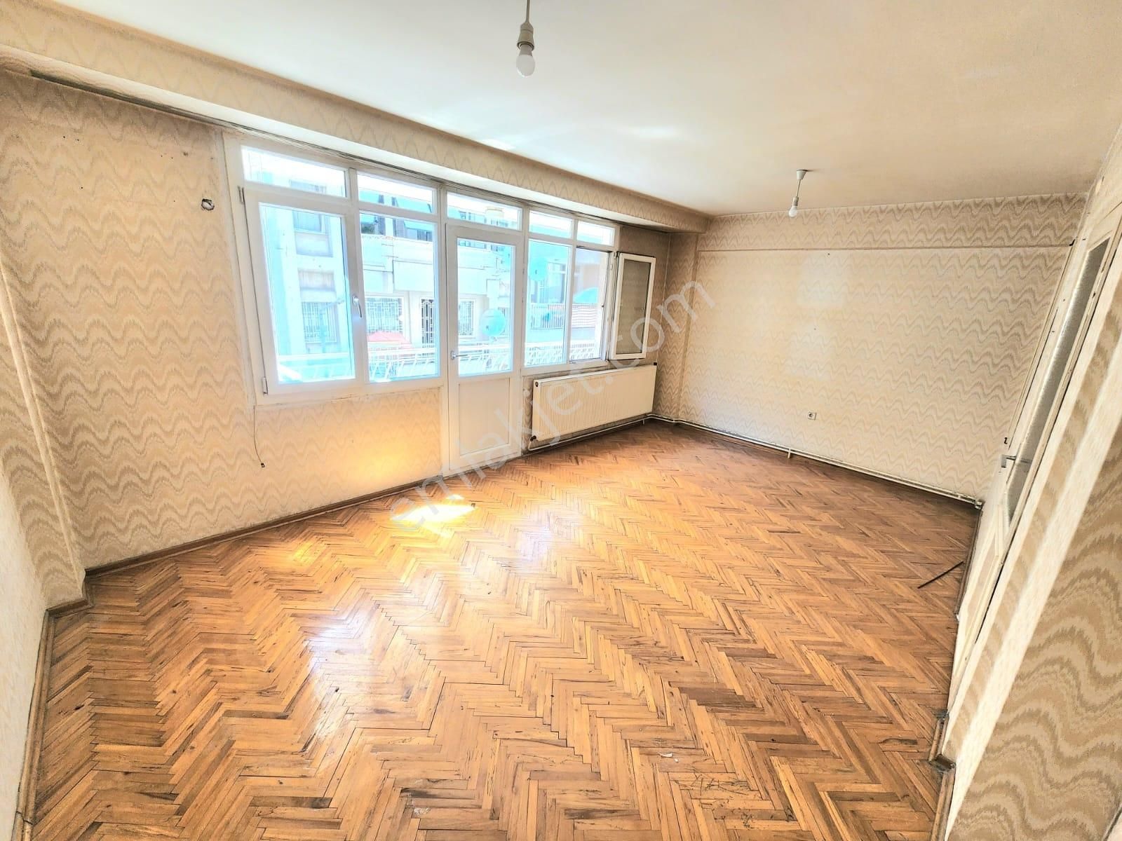 K.yaka Çarşı Yakını Arakat Çit Cephe Çift Balkon 3+1 120 M2 - Görsel 8