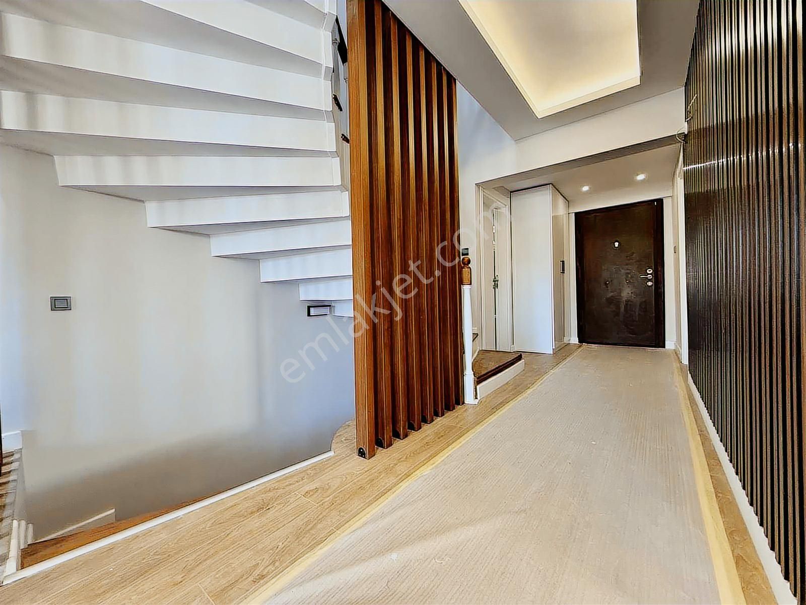 Çengelköyde____site İçinde______masrafsız 300 M2 Triplex Villa - Görsel 11