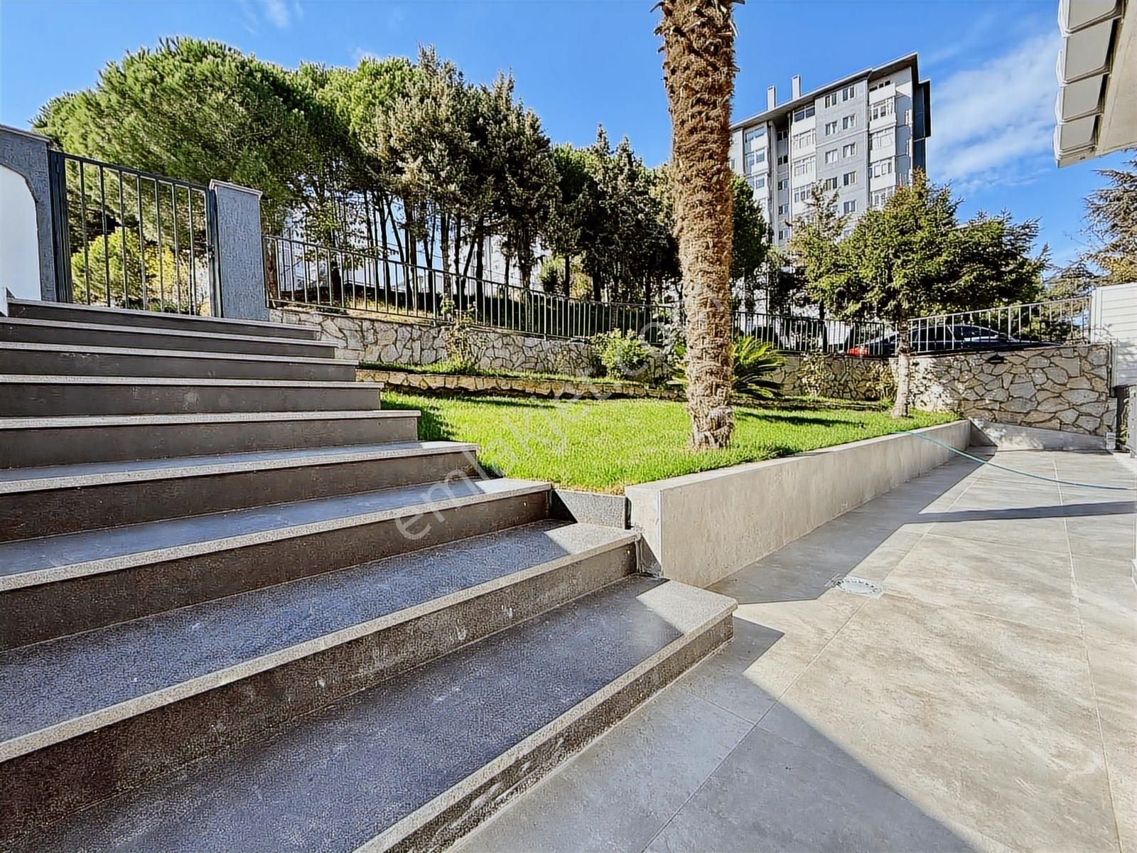 Çengelköyde____site İçinde______masrafsız 300 M2 Triplex Villa - Görsel 27