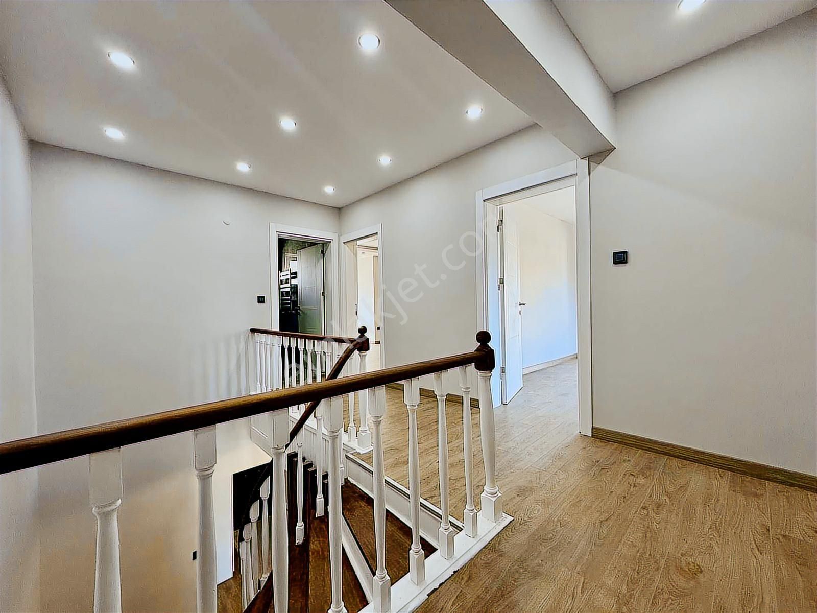 Çengelköyde____site İçinde______masrafsız 300 M2 Triplex Villa - Görsel 32