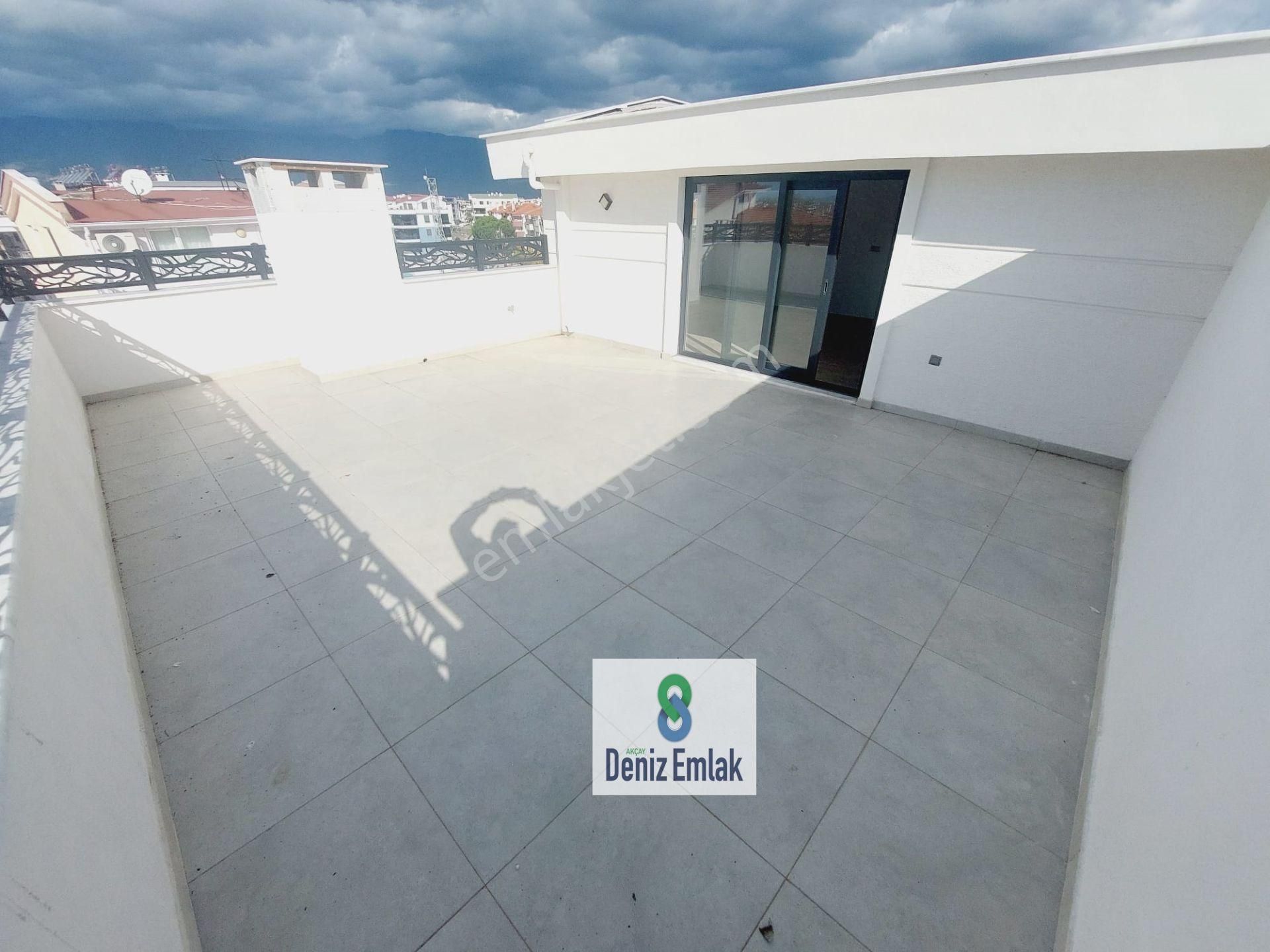 Denizden Akçayda Denize 100 M Öncephe Geniş Satılık 4+1 Dubleks Daire .