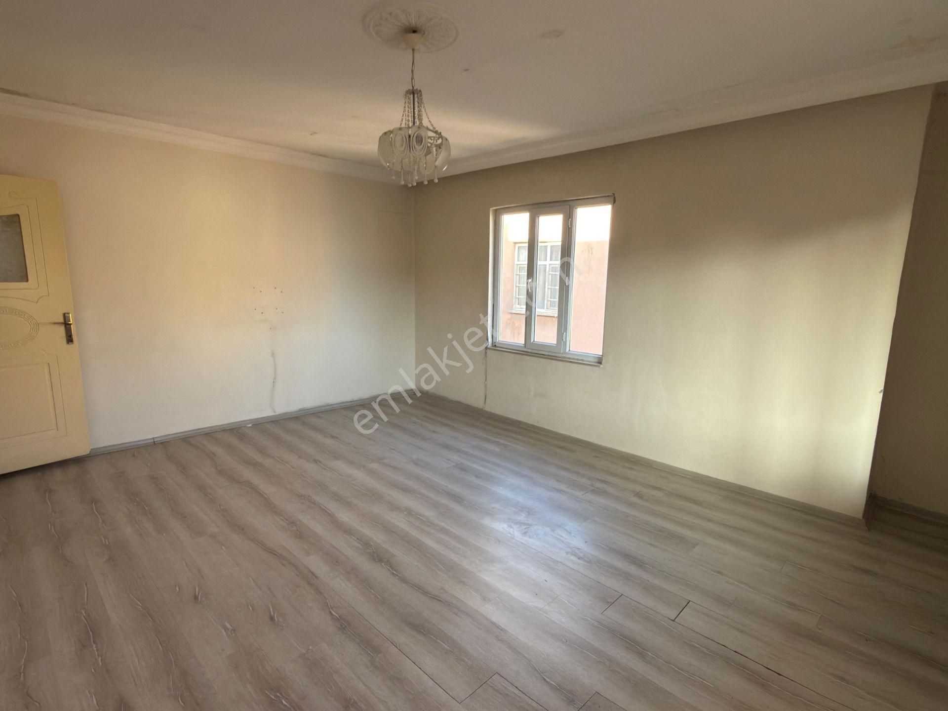 60. Yıl Mahallesi'nde Ana Cadde'de 3+1 Daire Yapı Kayıt Belgeli