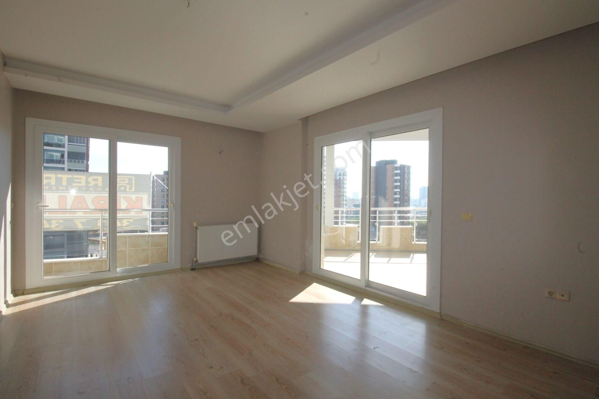 Retro’dan Üniversite Caddesinde Site İçi Geniş B.mutfak Kiralık 3+1