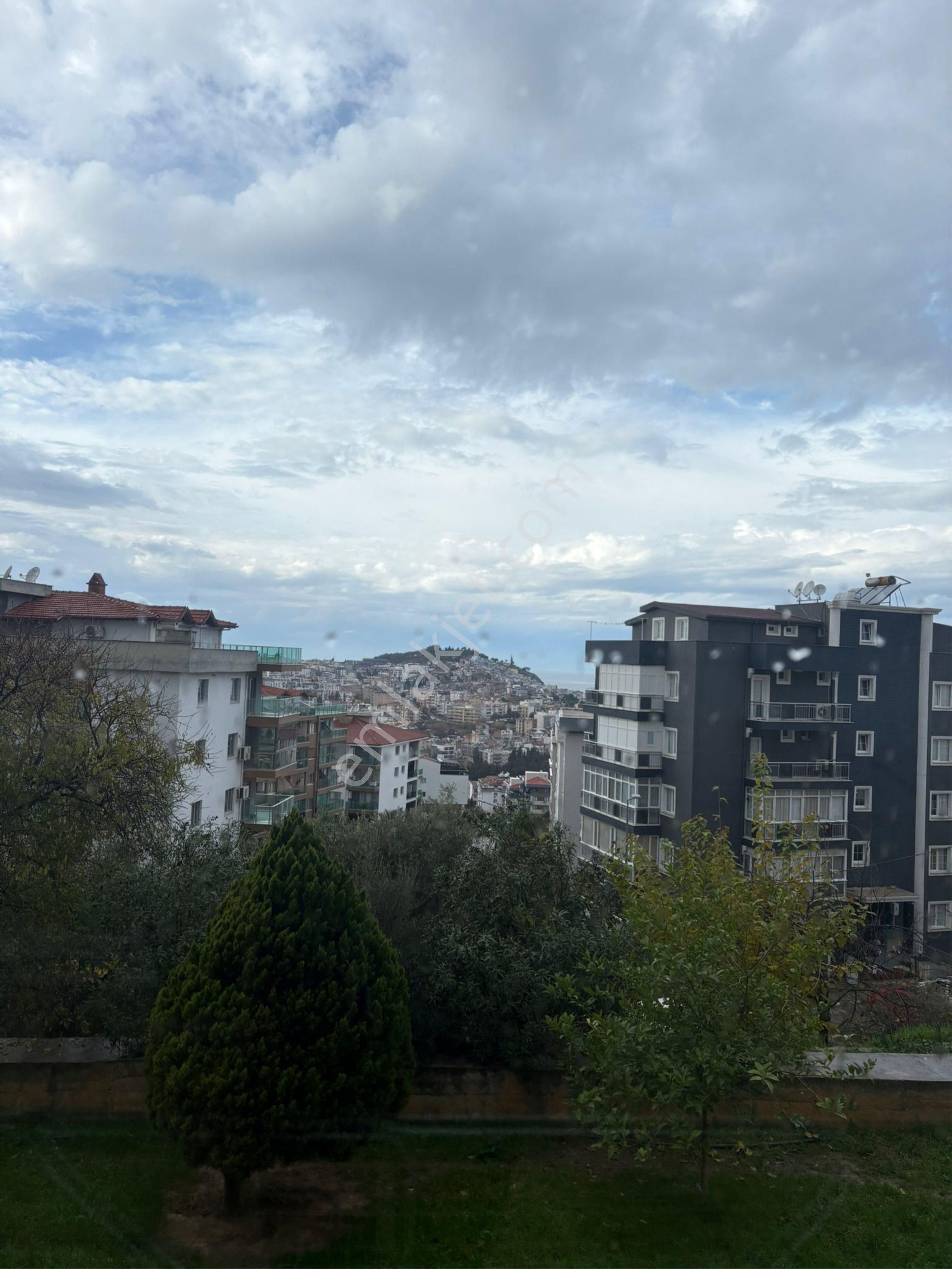 İkiçeşmelik’te Site İçerisinde Deniz Manzaralı 4+1 Geniş Daire