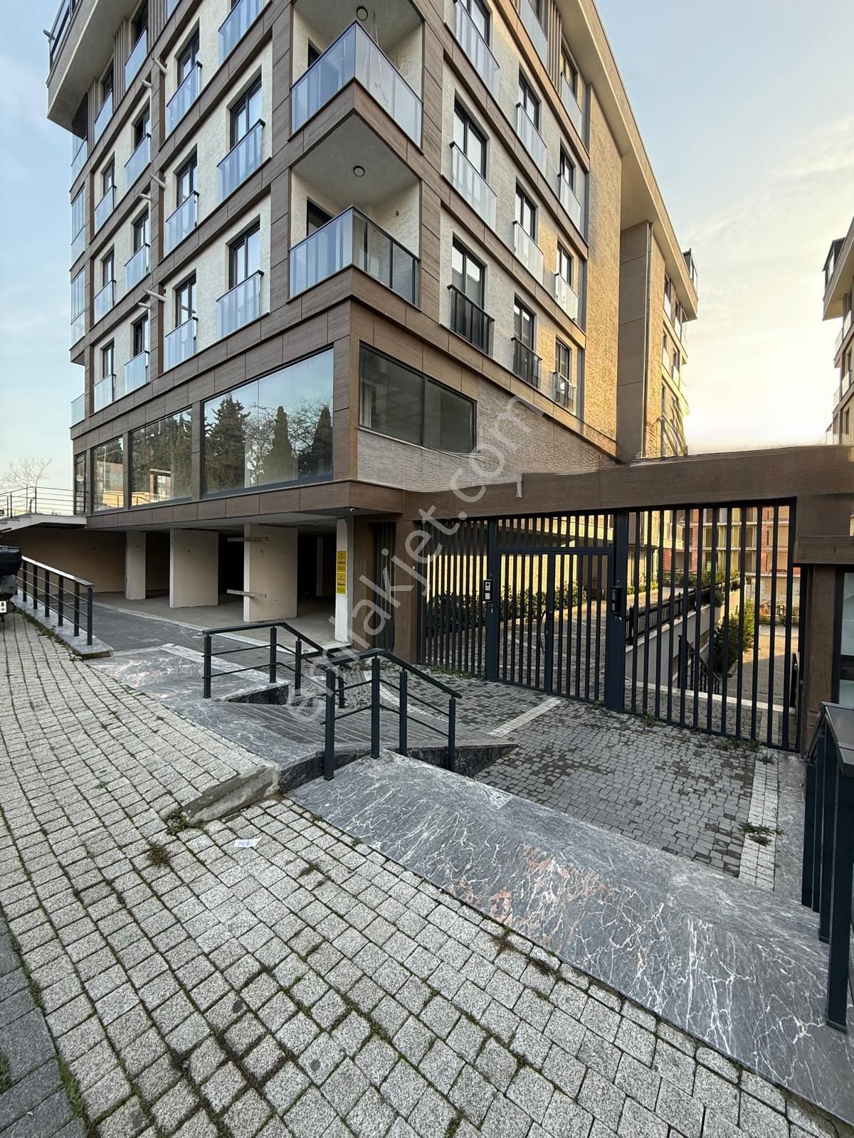 Adnan Kahveci Bölgesi Cadde Üstü Sıfır 330 M2 Satılık Dükkan !! - Görsel 2