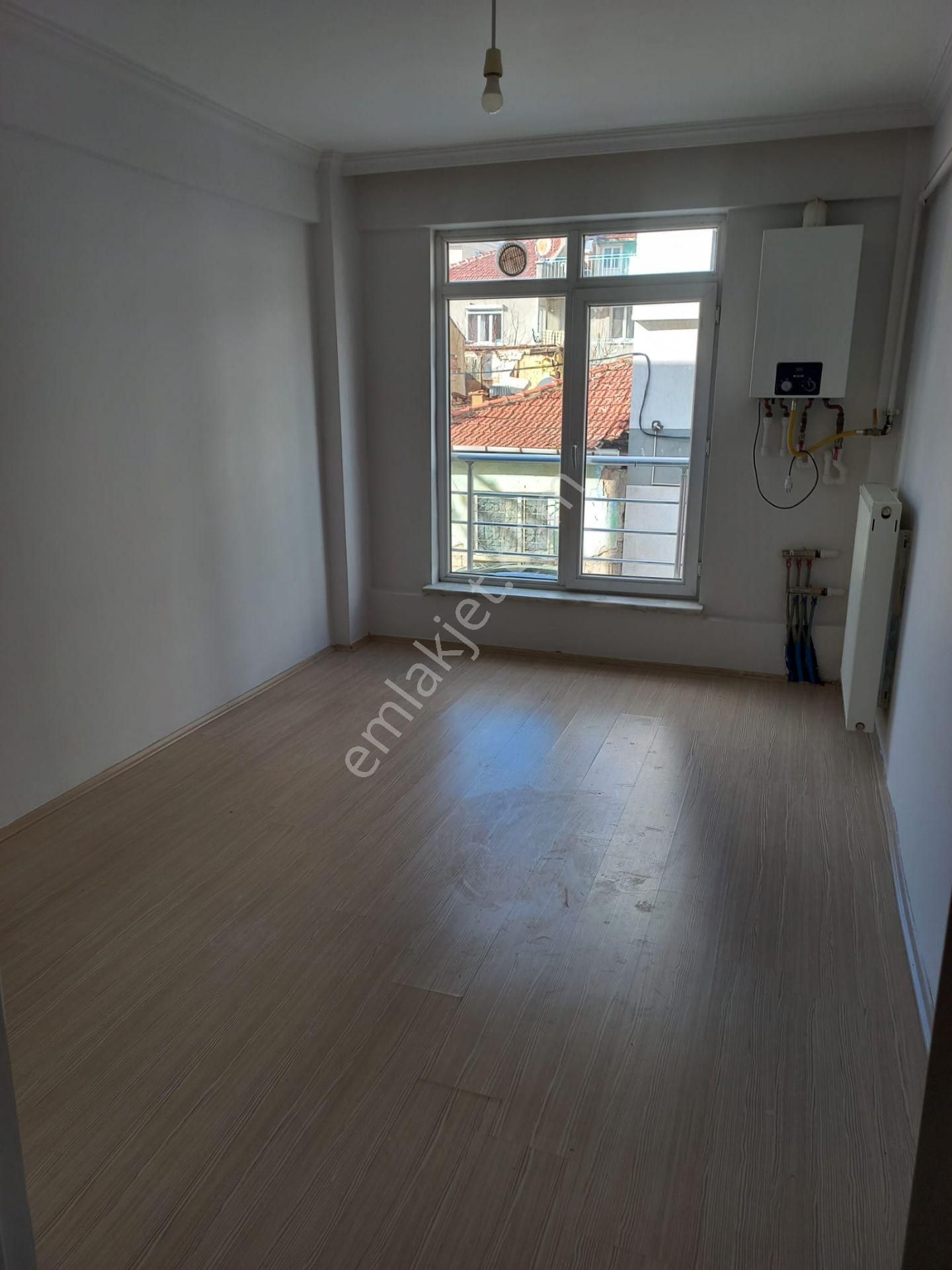 Sütlüce Mh Satılık 1+1 Apart ; Cuma Pazarı - Anadolu Üniversitesine Yürüme Mesafesinde Bulunan ;