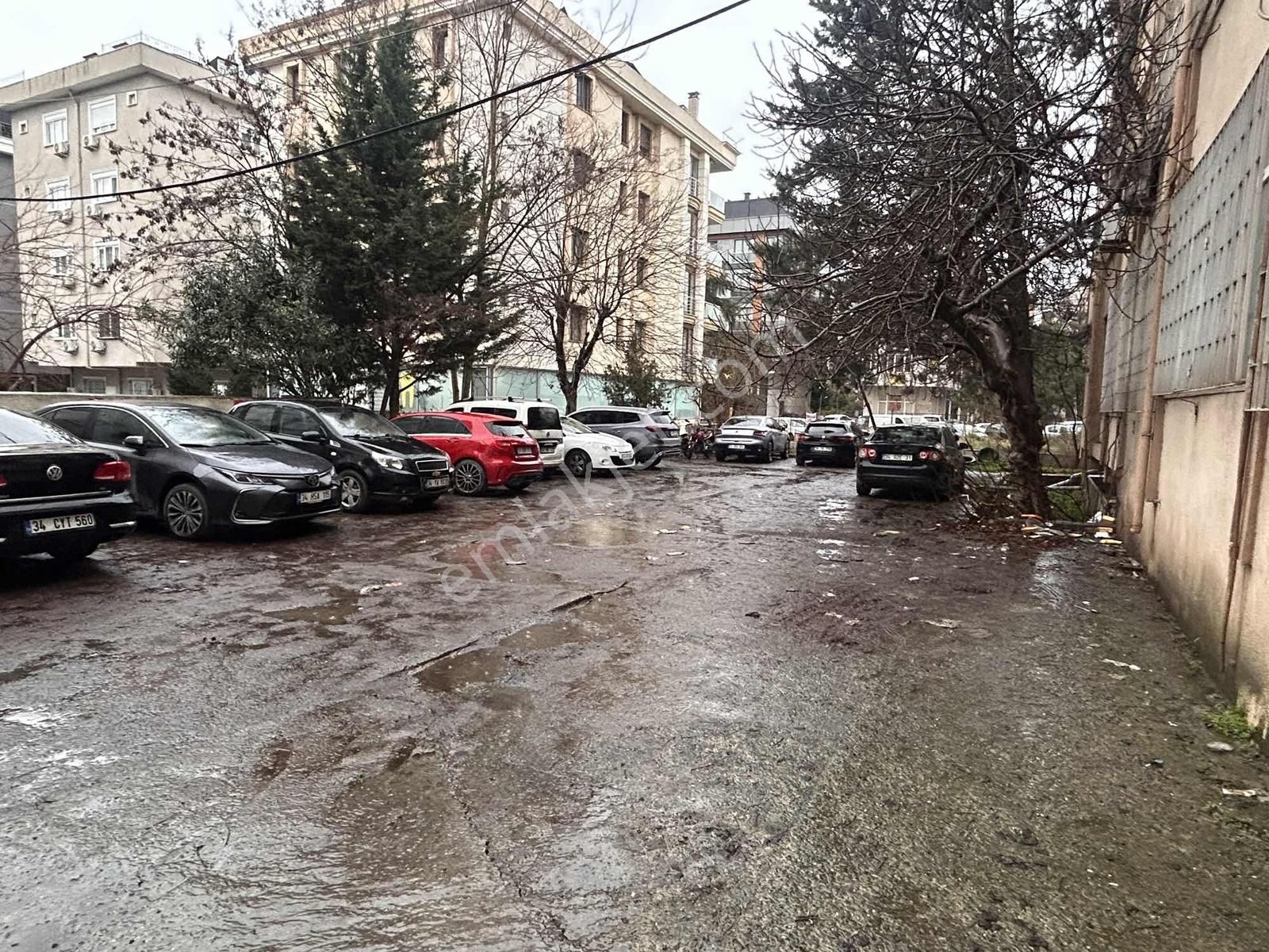 İncirli Cadde Üstü Otoparklı 4 Odalı Kiralık İşyeri