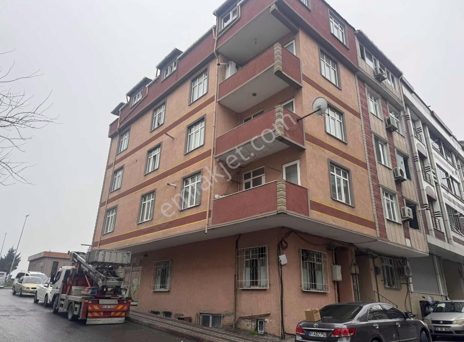Balci Gyr. 2+1 3. Kat 100 Metre Geniş Temiz 3 Köşeli