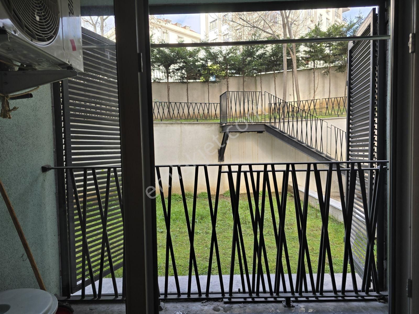 Bakırköy'de Cadde Üzeri Bahçe Çıkışlı 85 M2 2+1 Daire