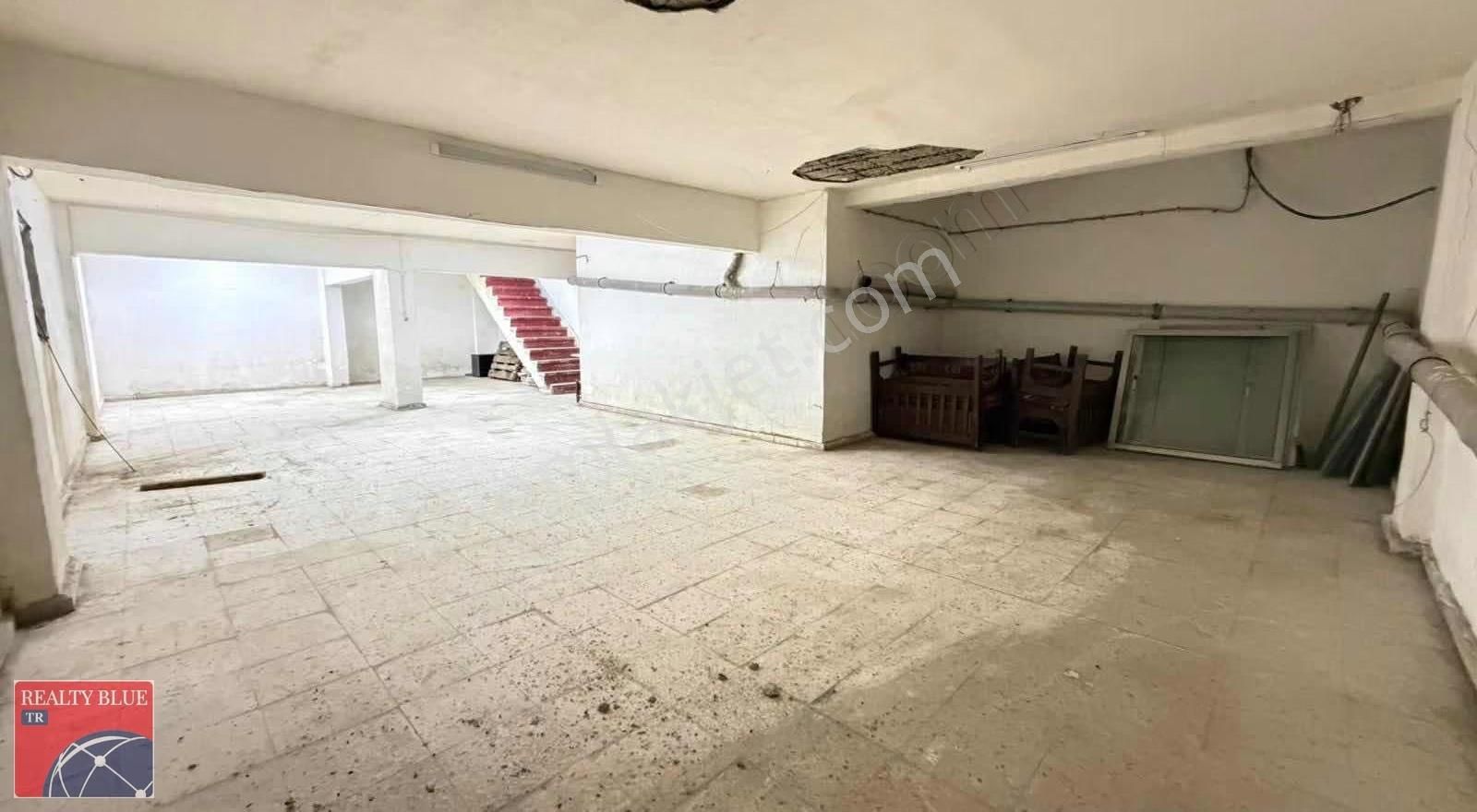 Maltepe Çarşı Merkezde 3 Katlı Net 213m2 Depolu Dükkan - Görsel 3