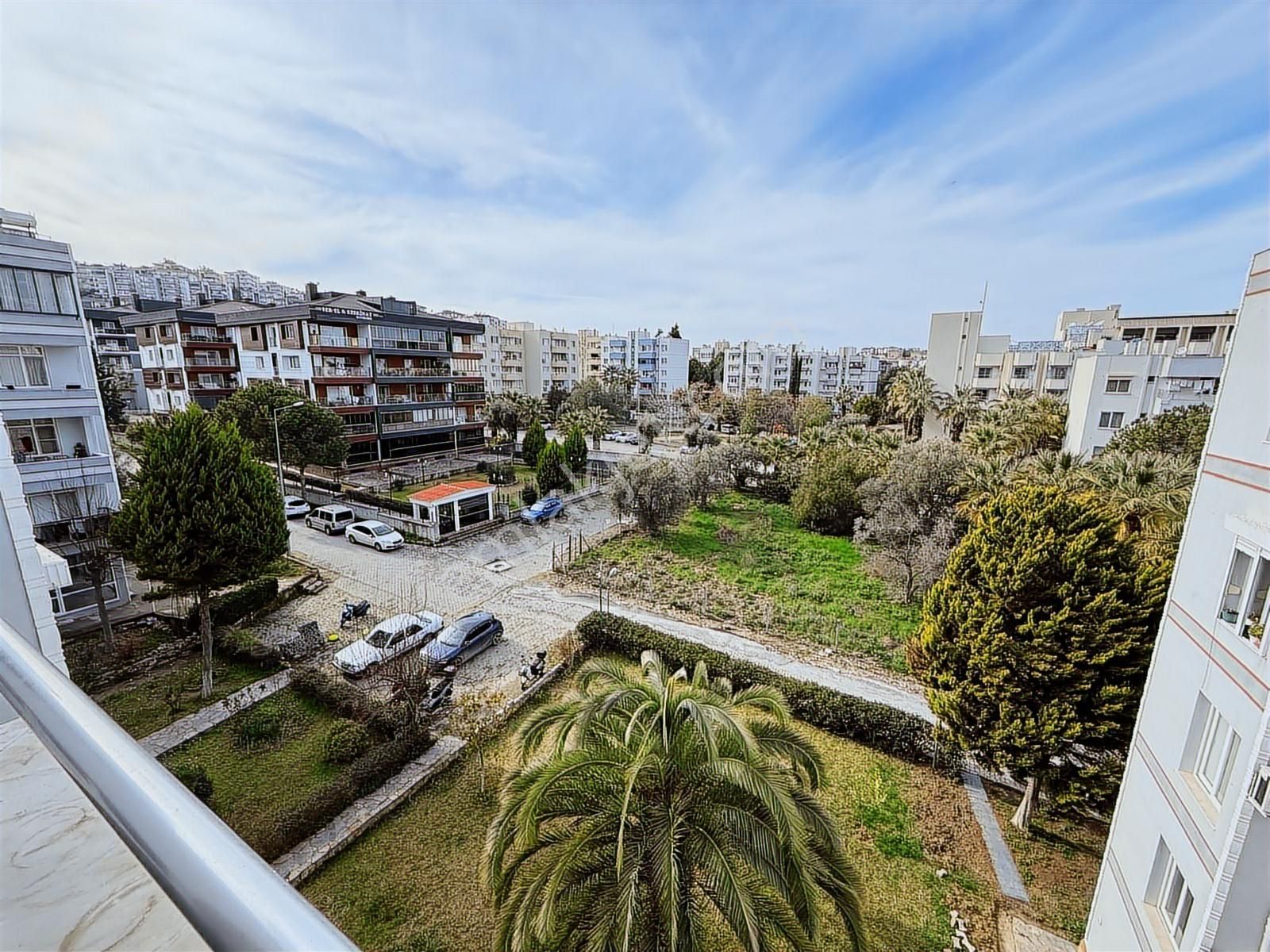 Kuşadası Otagar Arkası Asansörlü Çift Cephe Ferah 2+1 Daire - Görsel 3