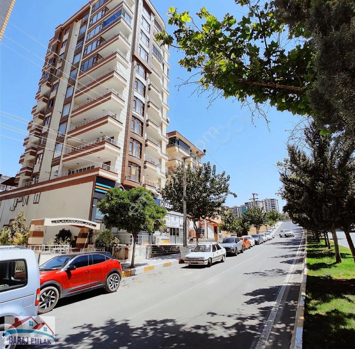 Baraj Emlak Tan Dükkanların Üstü Teraslı Kiralık Tekli Daire