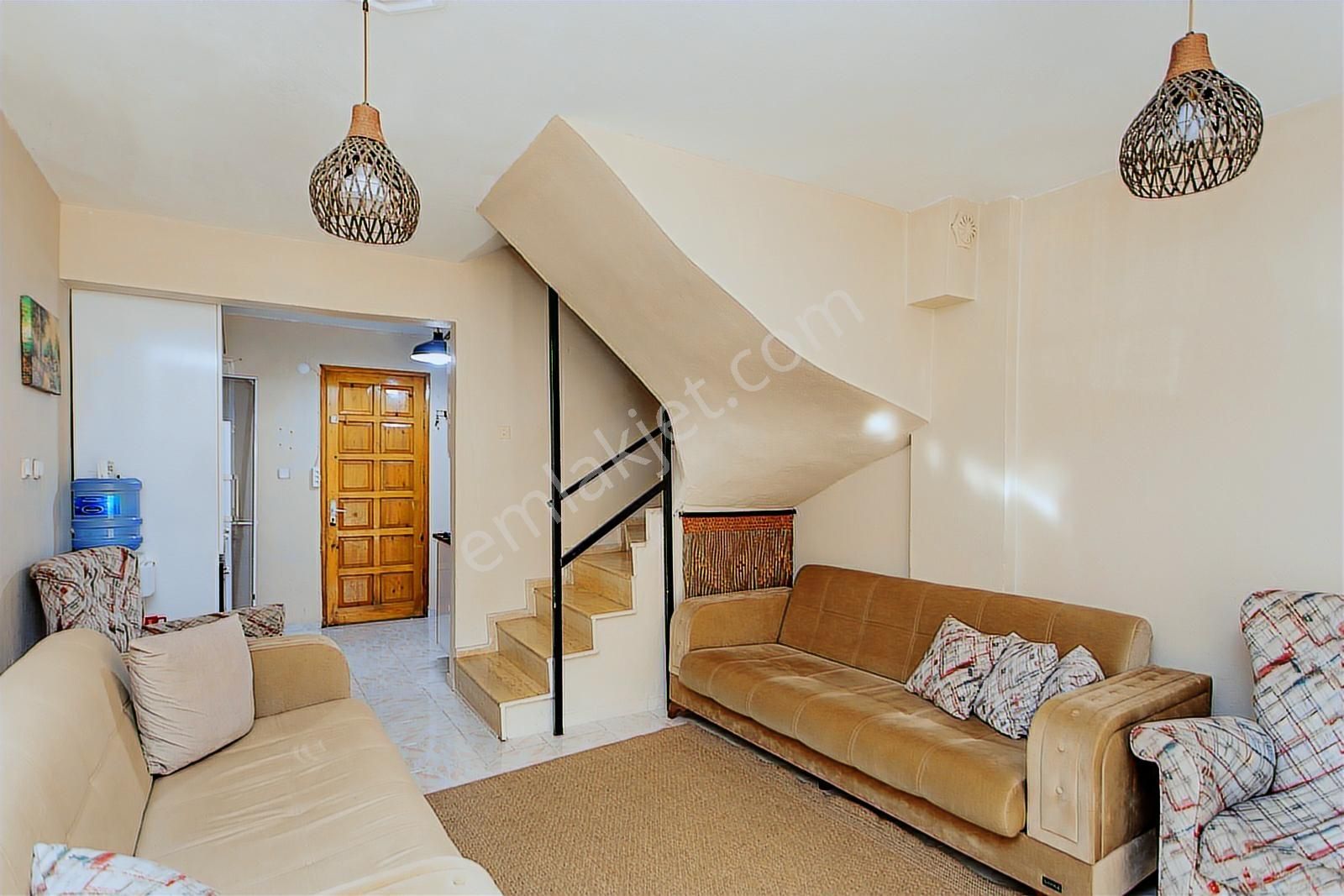 Yenifoça Merkezi Konumda Satılık 3+1 Tripleks Villa - Görsel 15